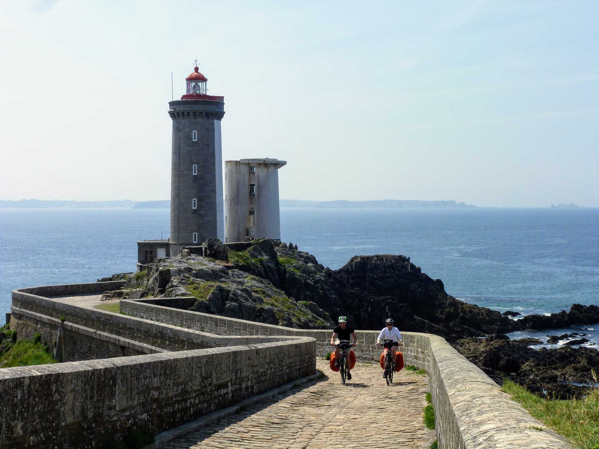 Cyclistes devant le Phare du Petit Minou © ABICYCLETTE Cyclistes devant le Phare du Petit Minou