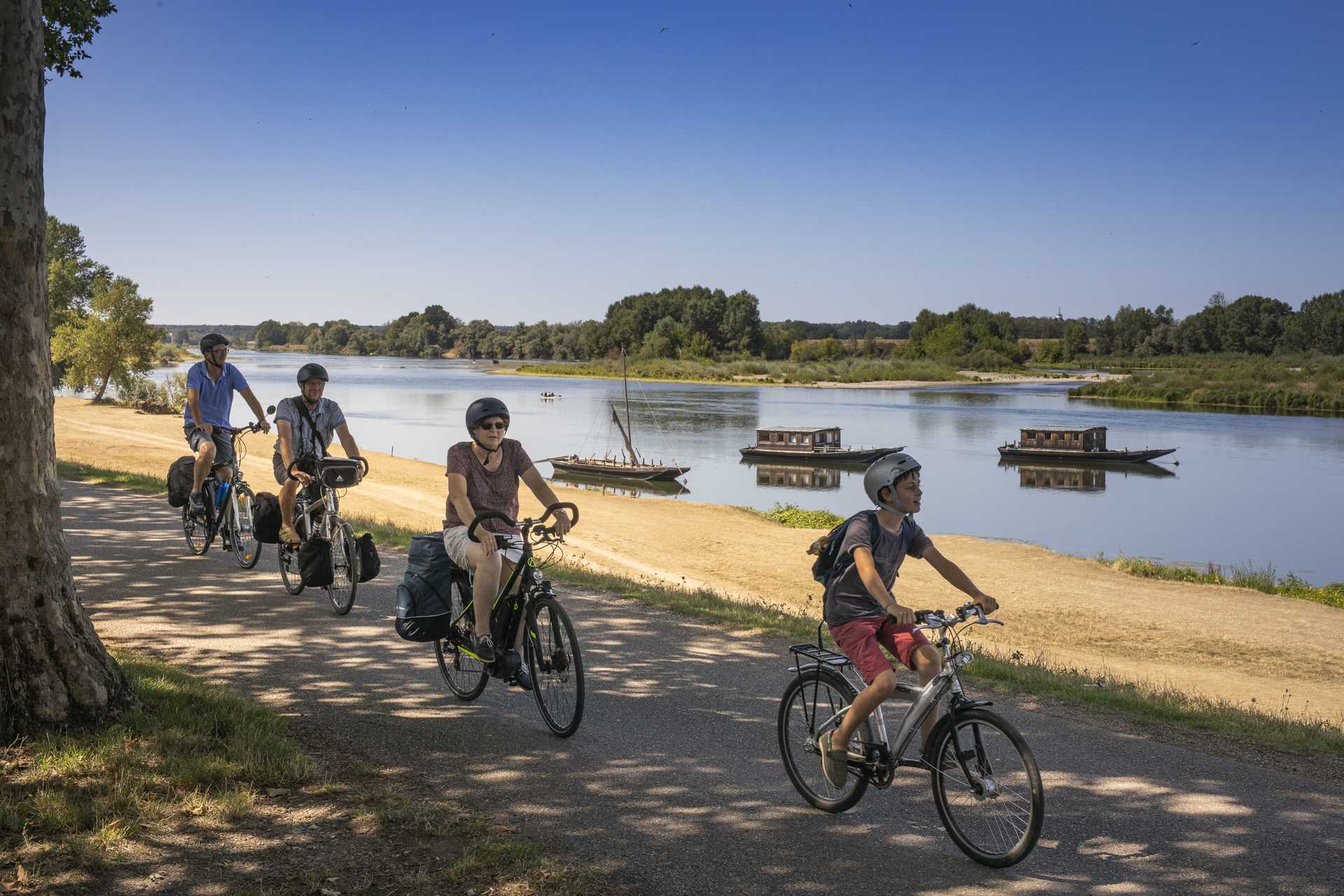 Cyclistes sur la Loire à Vélo à côté des bateaux
