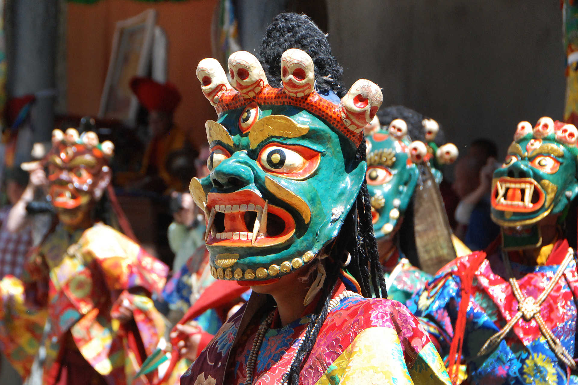 Danse masquée, pendant un festival bouddhiste, en Inde Himalayenne