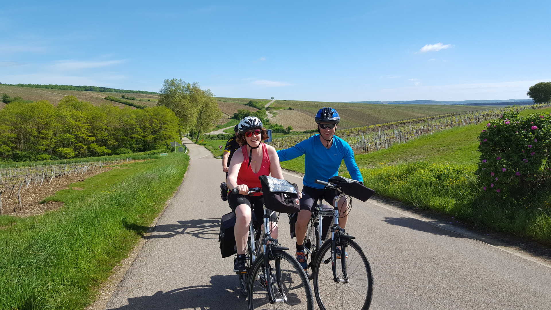 Deux personnes à vélo dans les vignoble Auxerrois