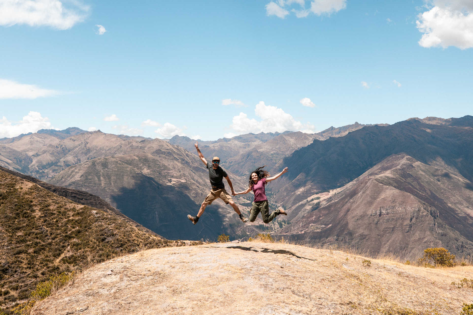 deux randonneurs dans la vallée sacrée au Pérou