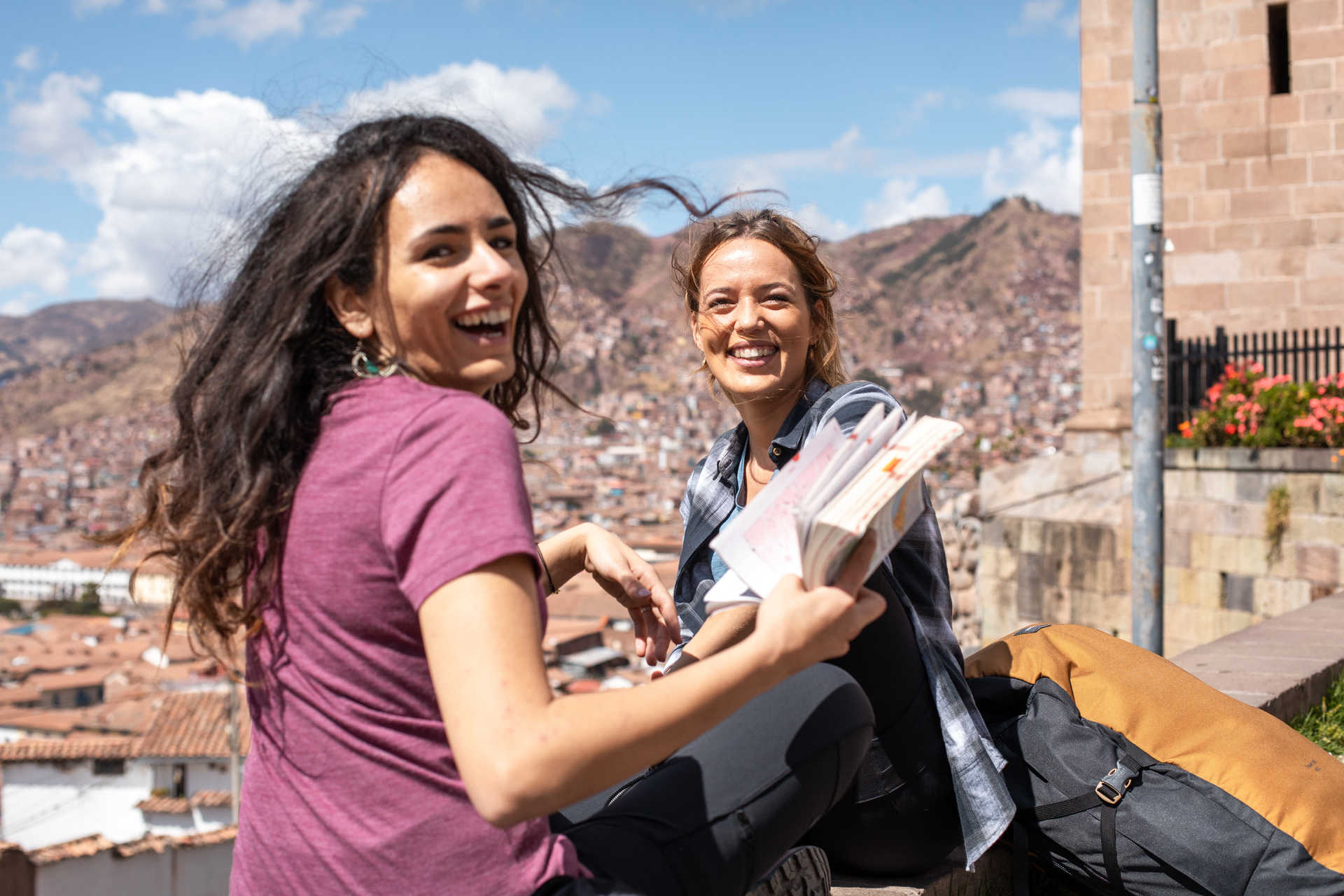 Deux randonneuses avec un guide de voyage dans les mains au Pérou
