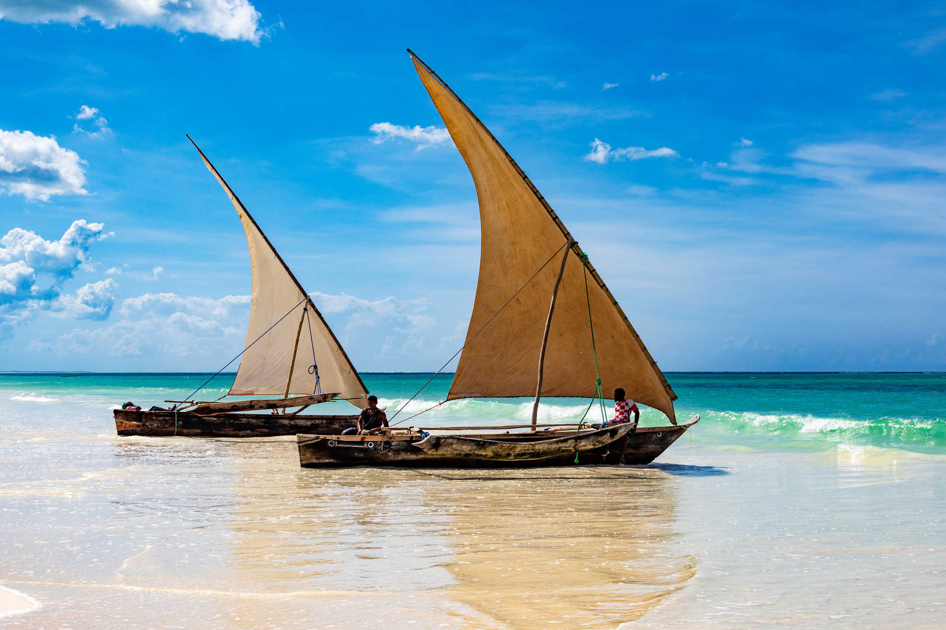 Dhow Holzboote traditionnel sur un rivage indien de la Tanzanie en Afrique