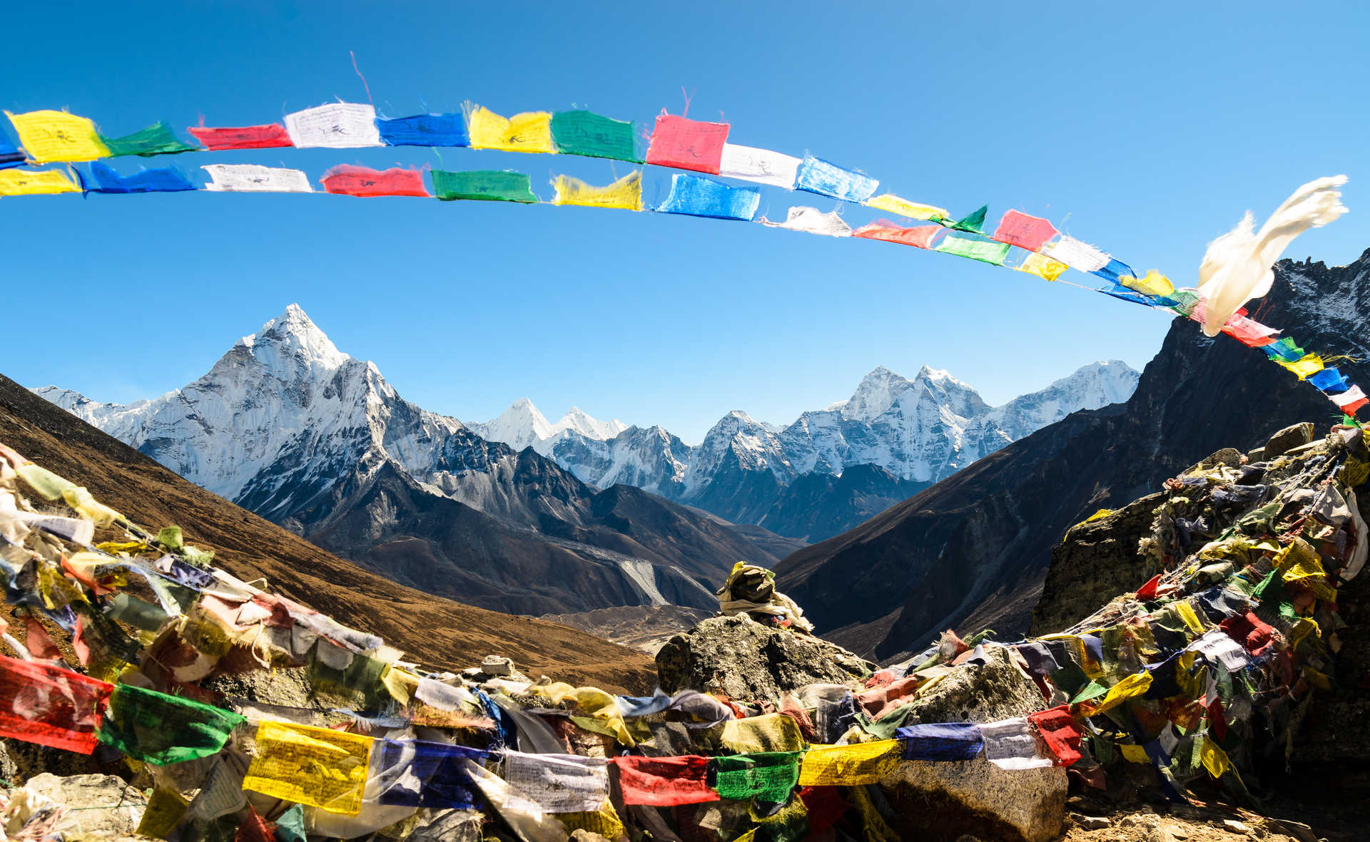 Drapeaux de prière devant l Ama Dablam dans l'Himalaya au Népal