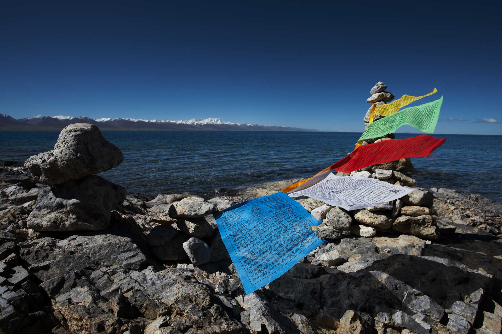 Drapeaux de prières au bord du lac Namsto au Tibet