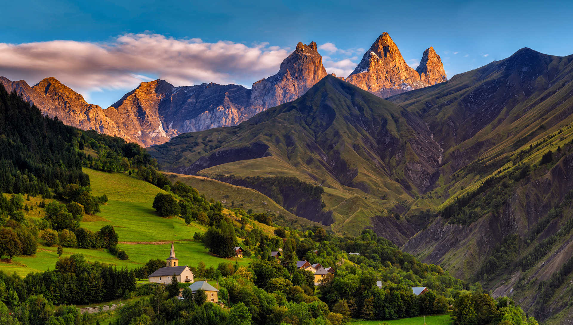 Eglise dans un village des alpes francaises
