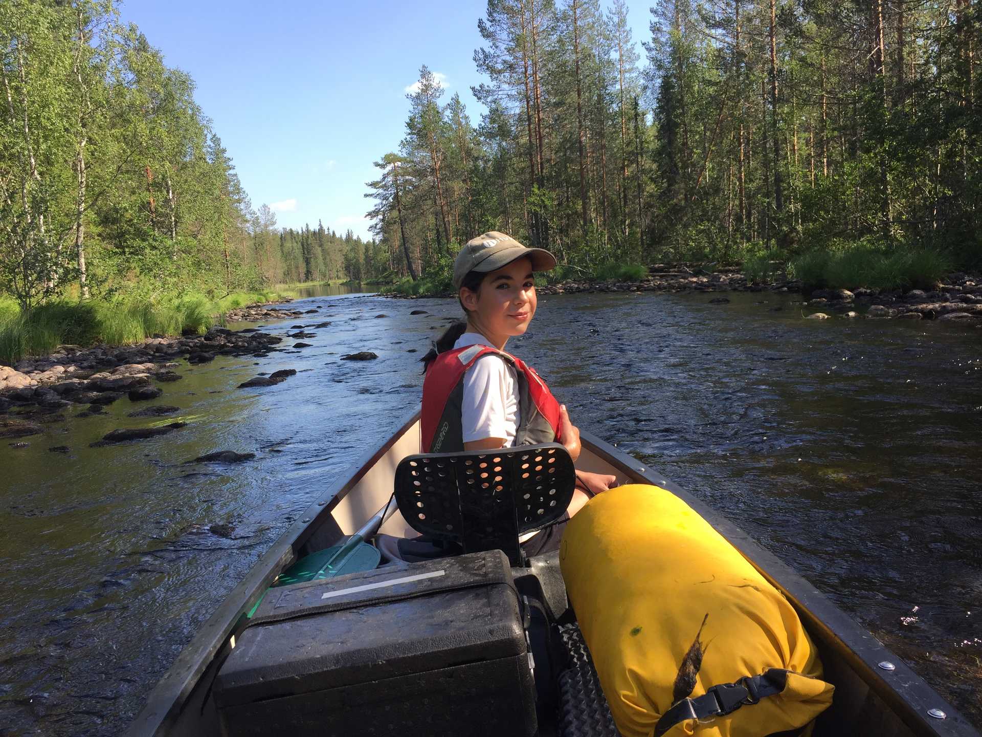 Enfant faisant du canoë sur un lac en Finlande