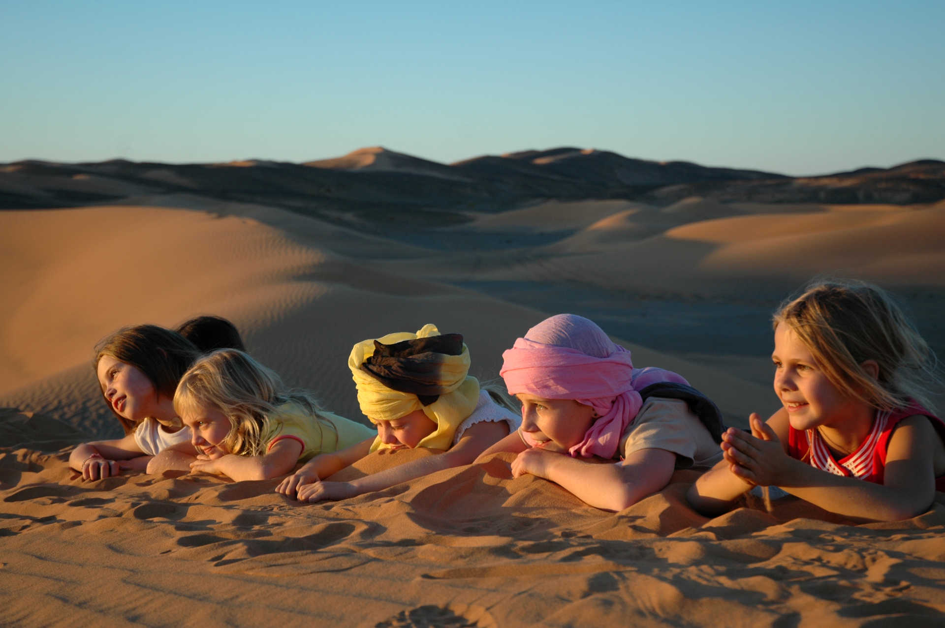 Enfants coucher de soleil dans les dunes, Maroc
