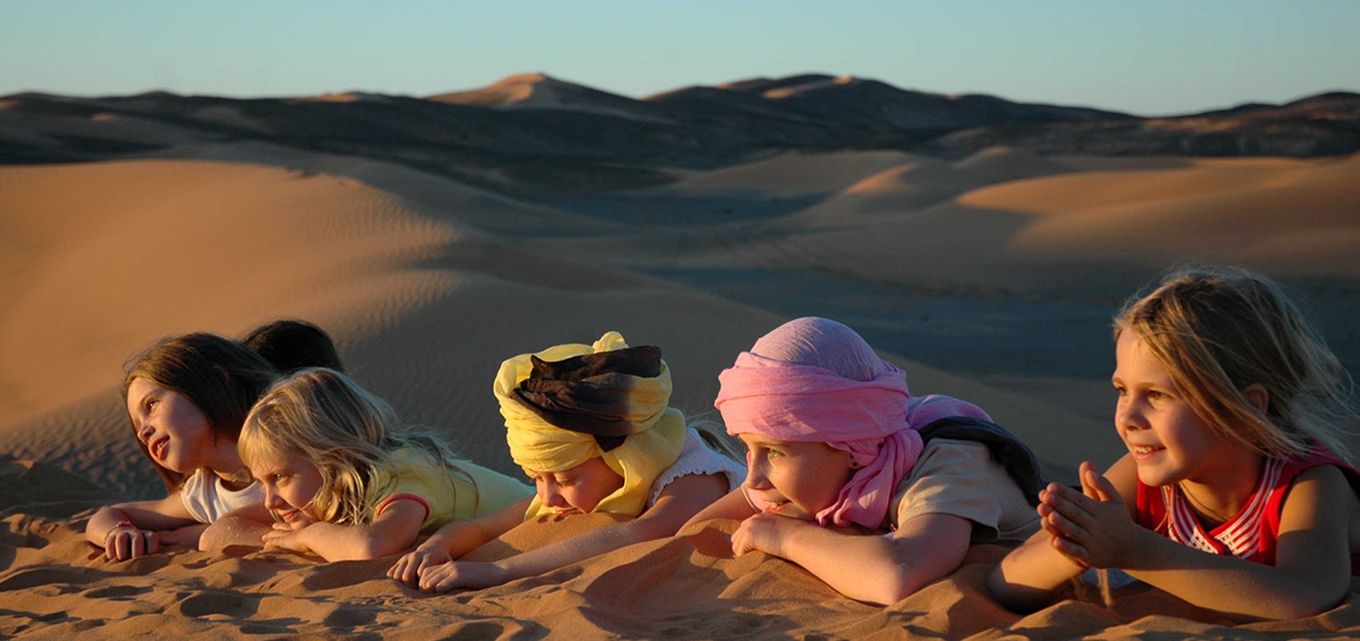 Enfants regardant l'horizon dans le désert marocain