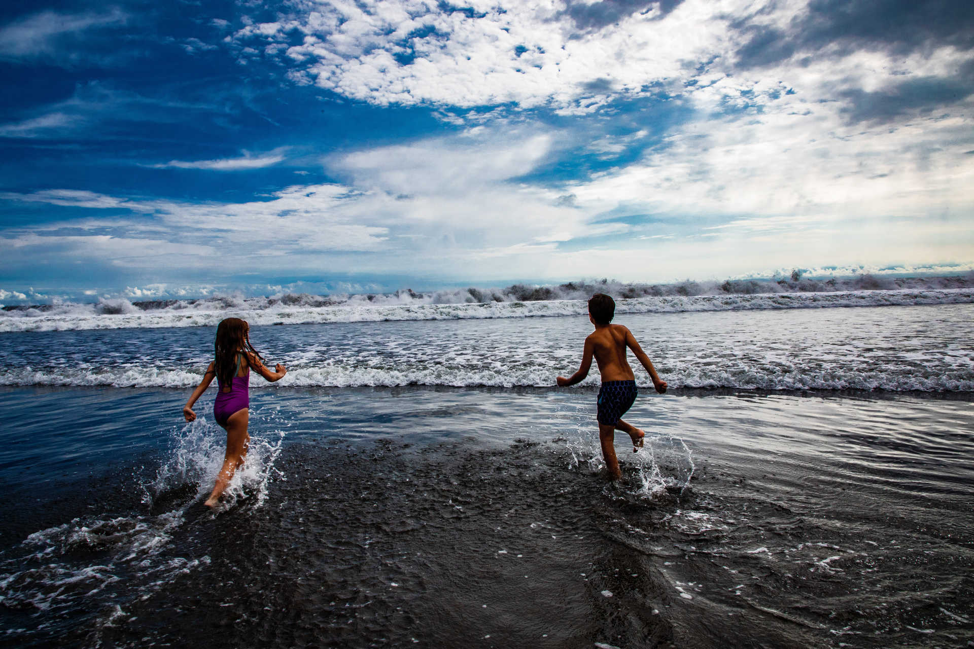 Enfants sur la plage au Costa Rica