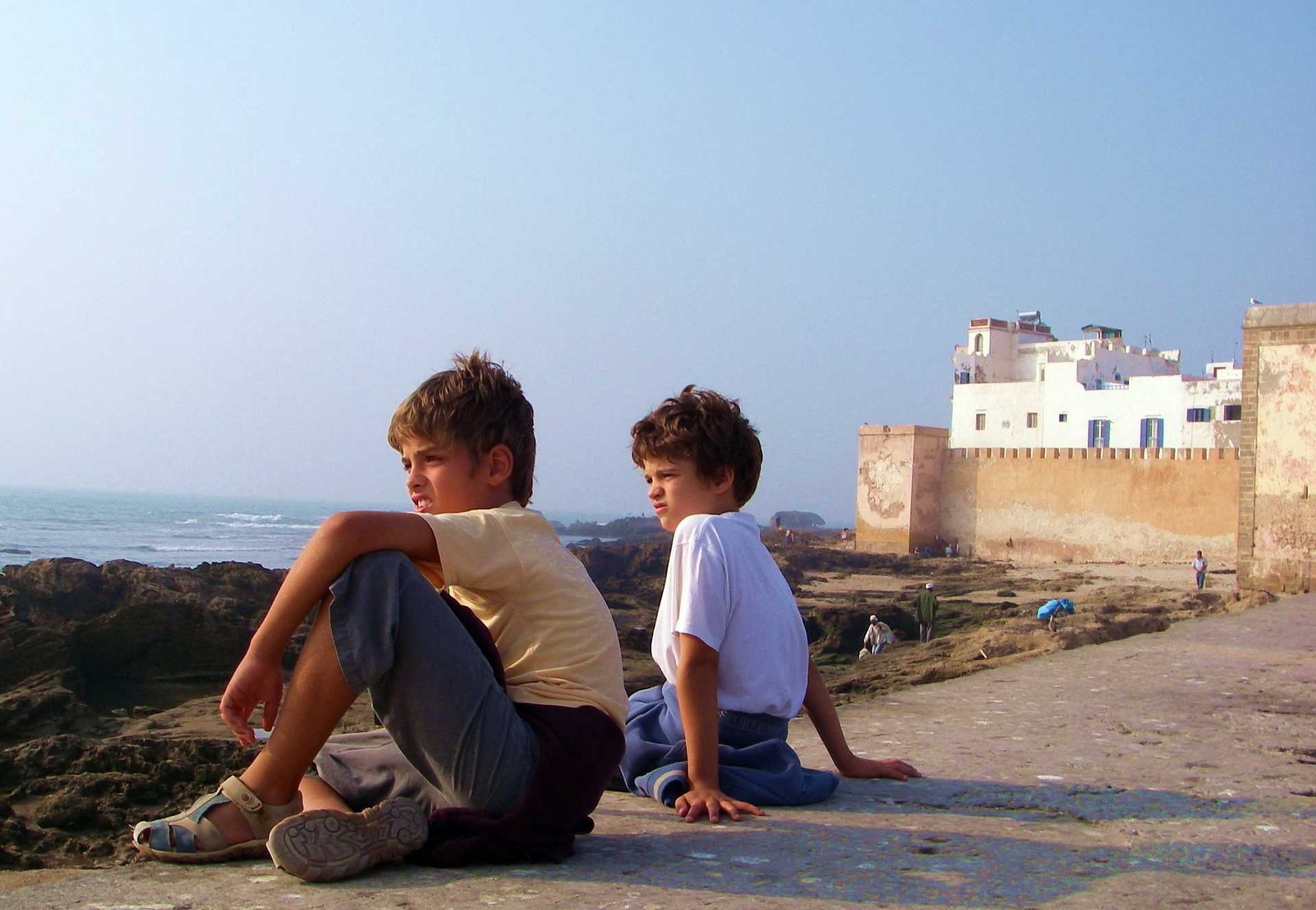 Enfants sur les remparts d'Essaouira, Maroc