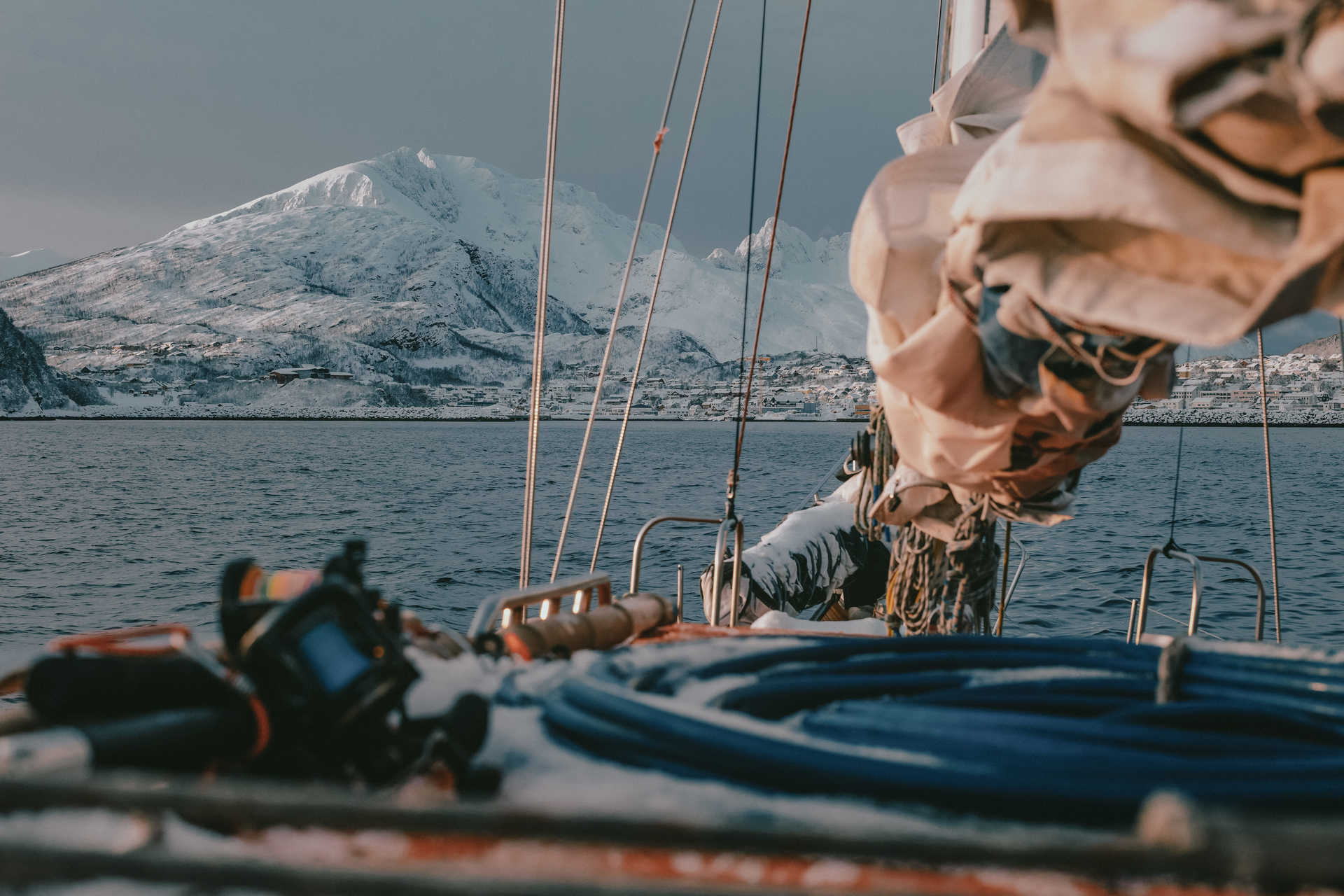 Faire du voillier dans les Alpes de Lyngen en Norvège du Nord