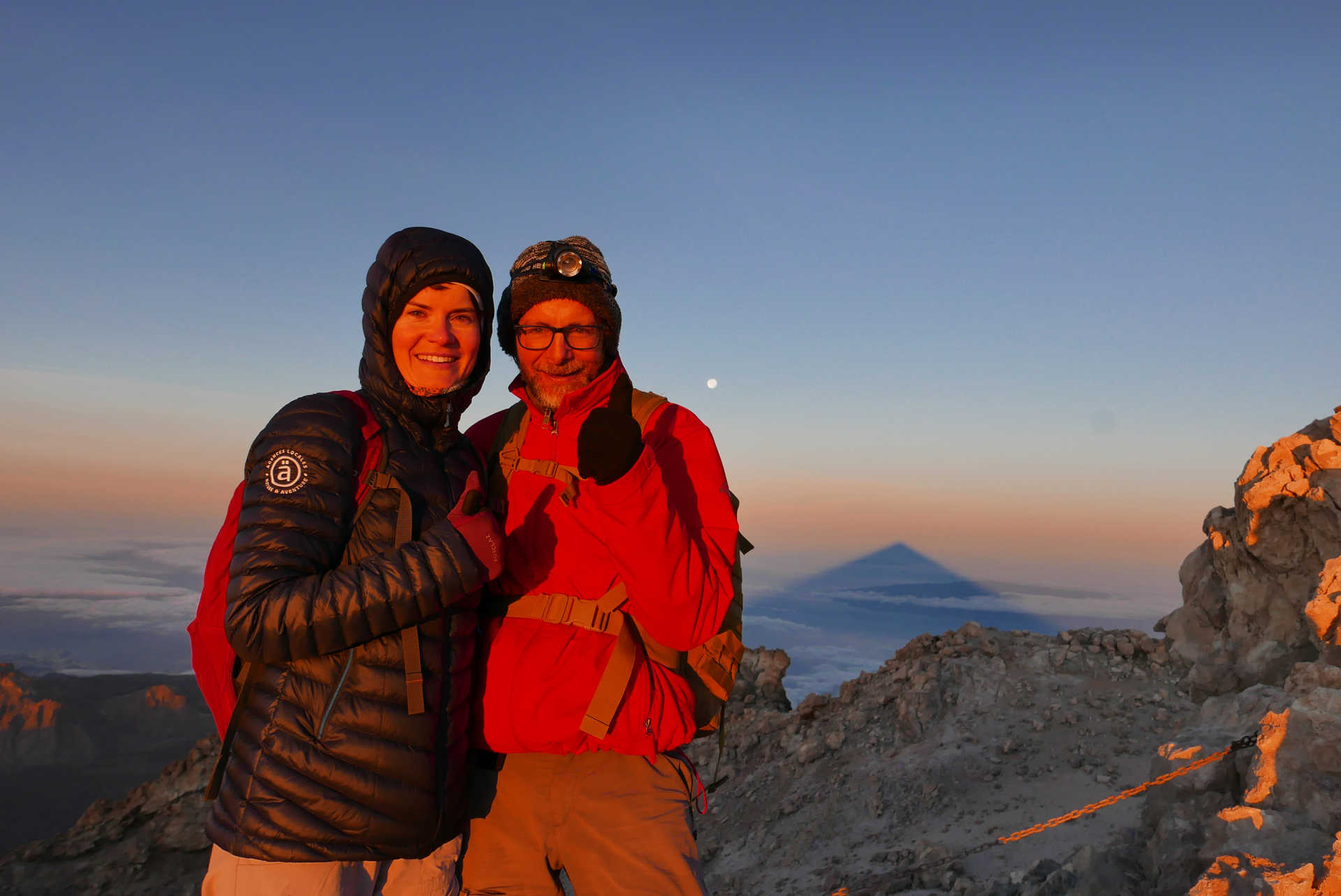 Fanny, conseillère voyage avec Patrick, guide local, au sommet du  Teide