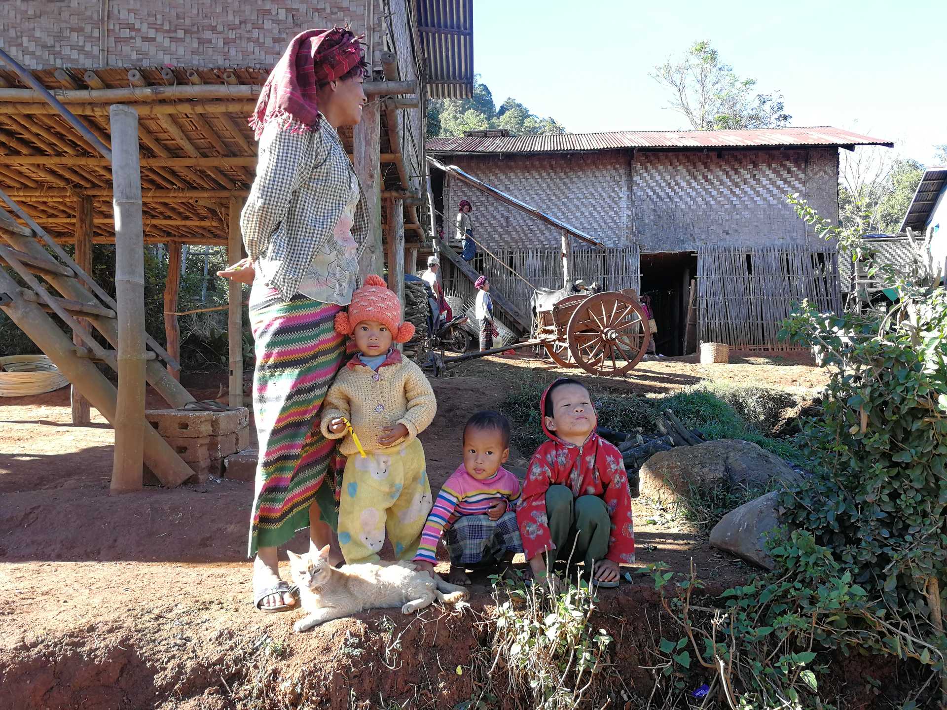 femme-et-enfants-locaux