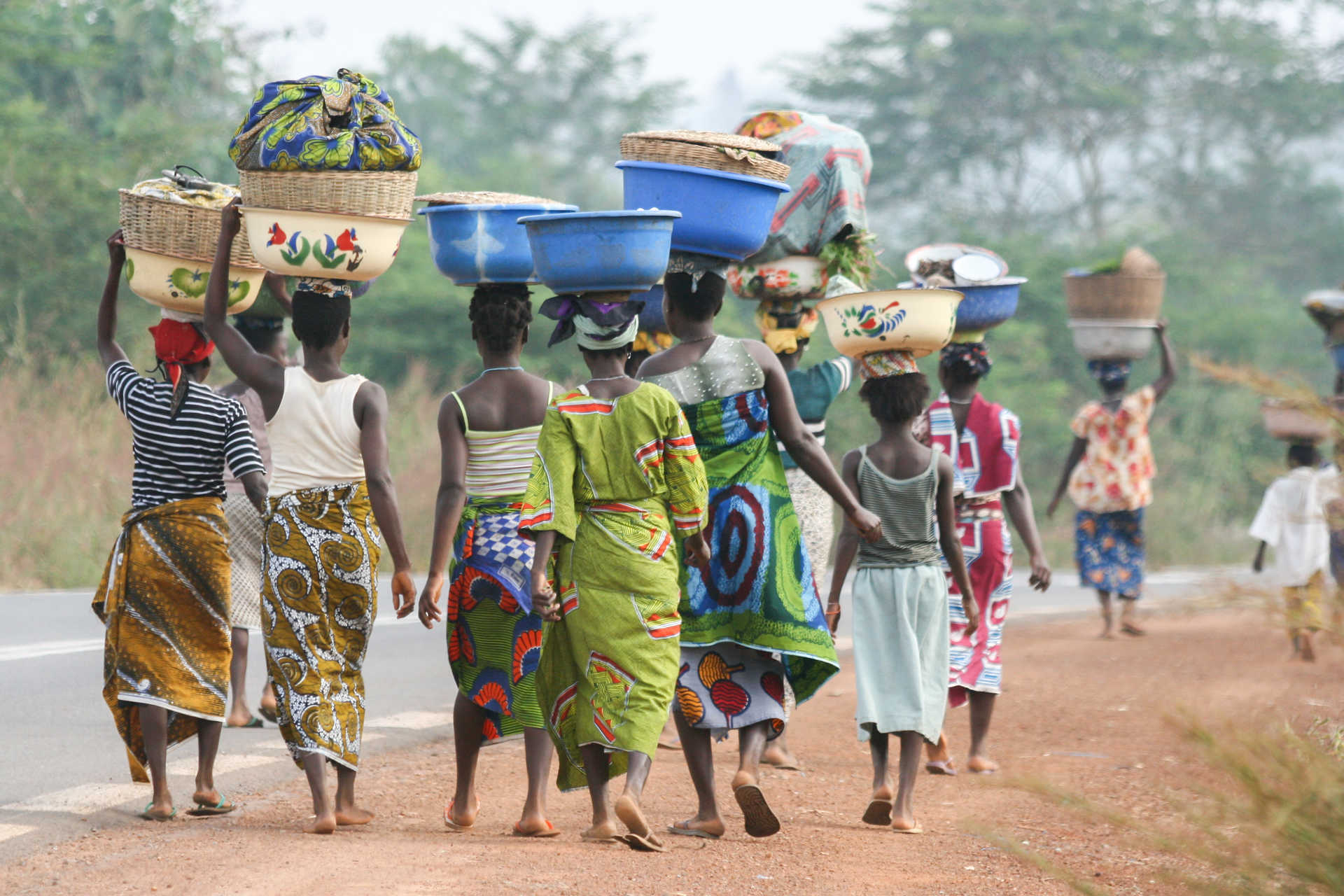 Femmes africaines portant des paniers sur la tête, Bénin, Afrique