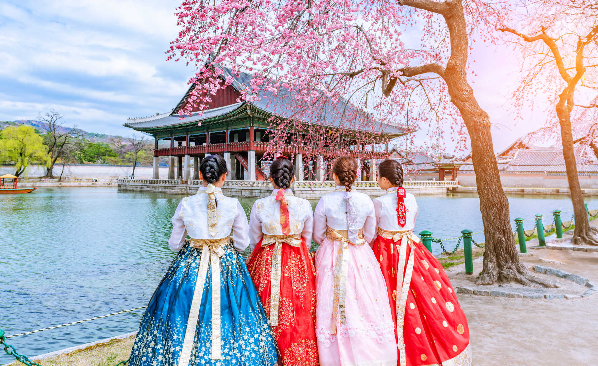 femmes coréennes avec des costumes traditionnels coréen devant le palais Gyeongbokgung à Séoul, Corée du Sud
