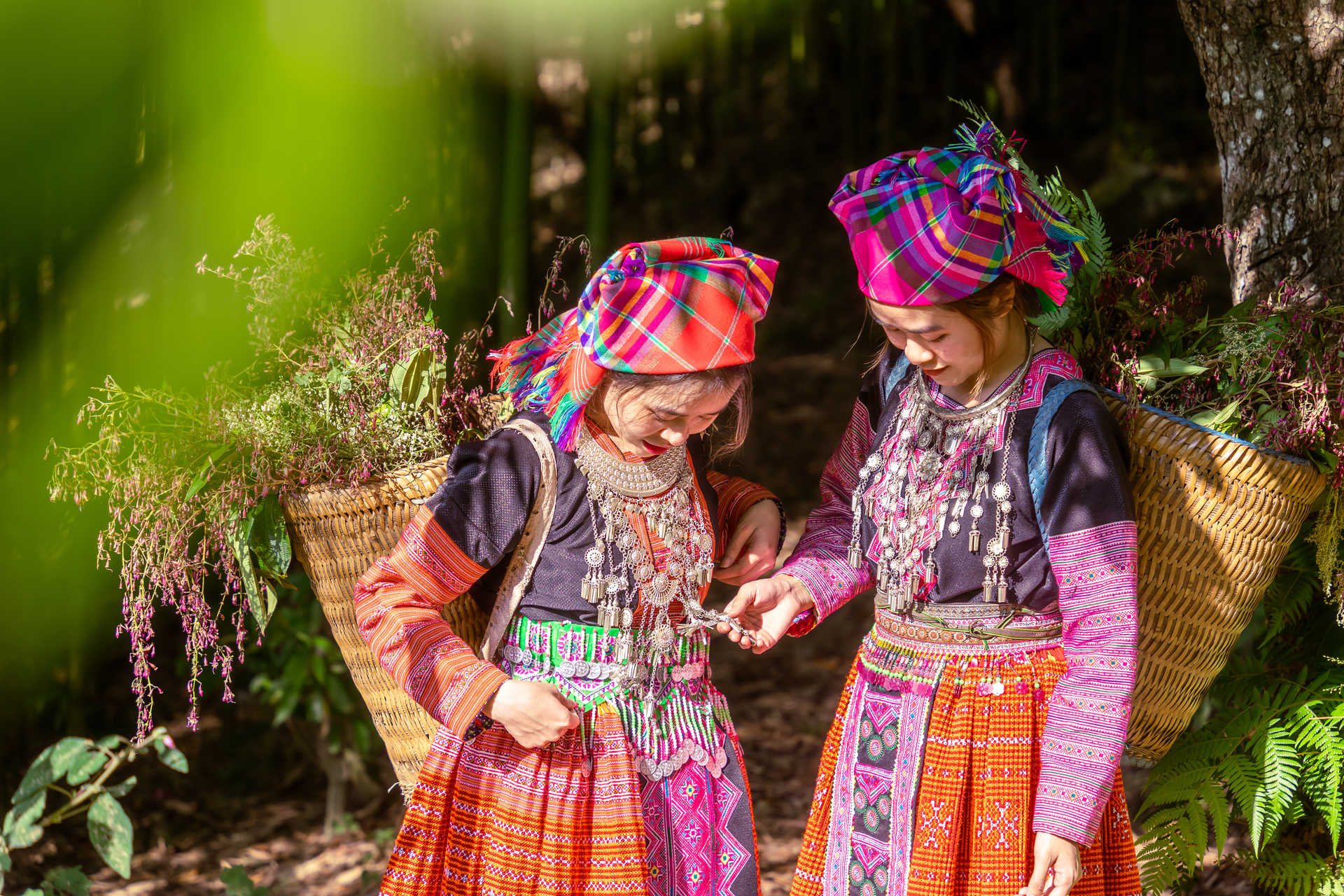 Femmes de l'ethnie Hmong dans le nord du Vietnam en tenue traditionnelle