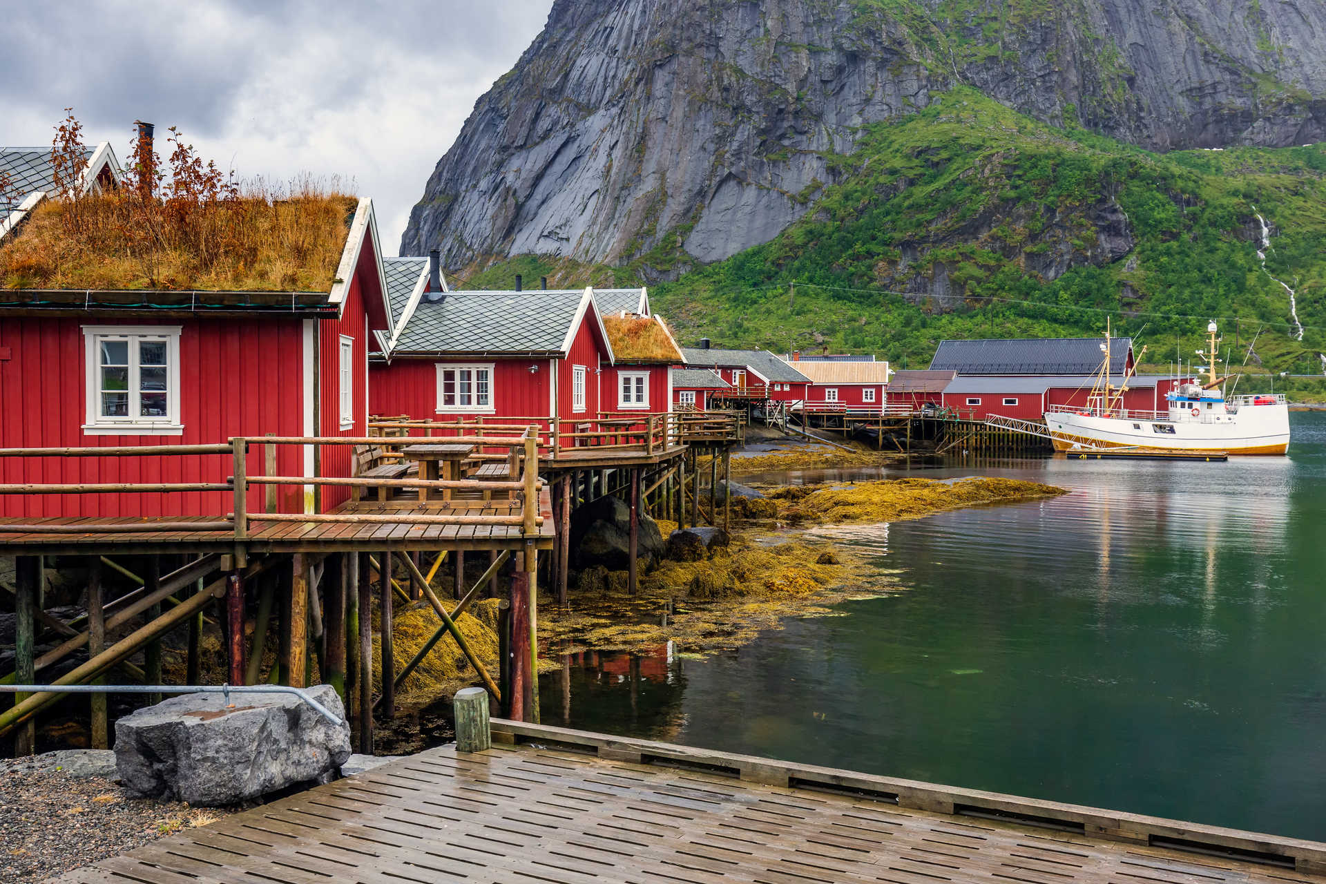 Fjord du village de Reine surplombé par le Reinebringen, Norvège