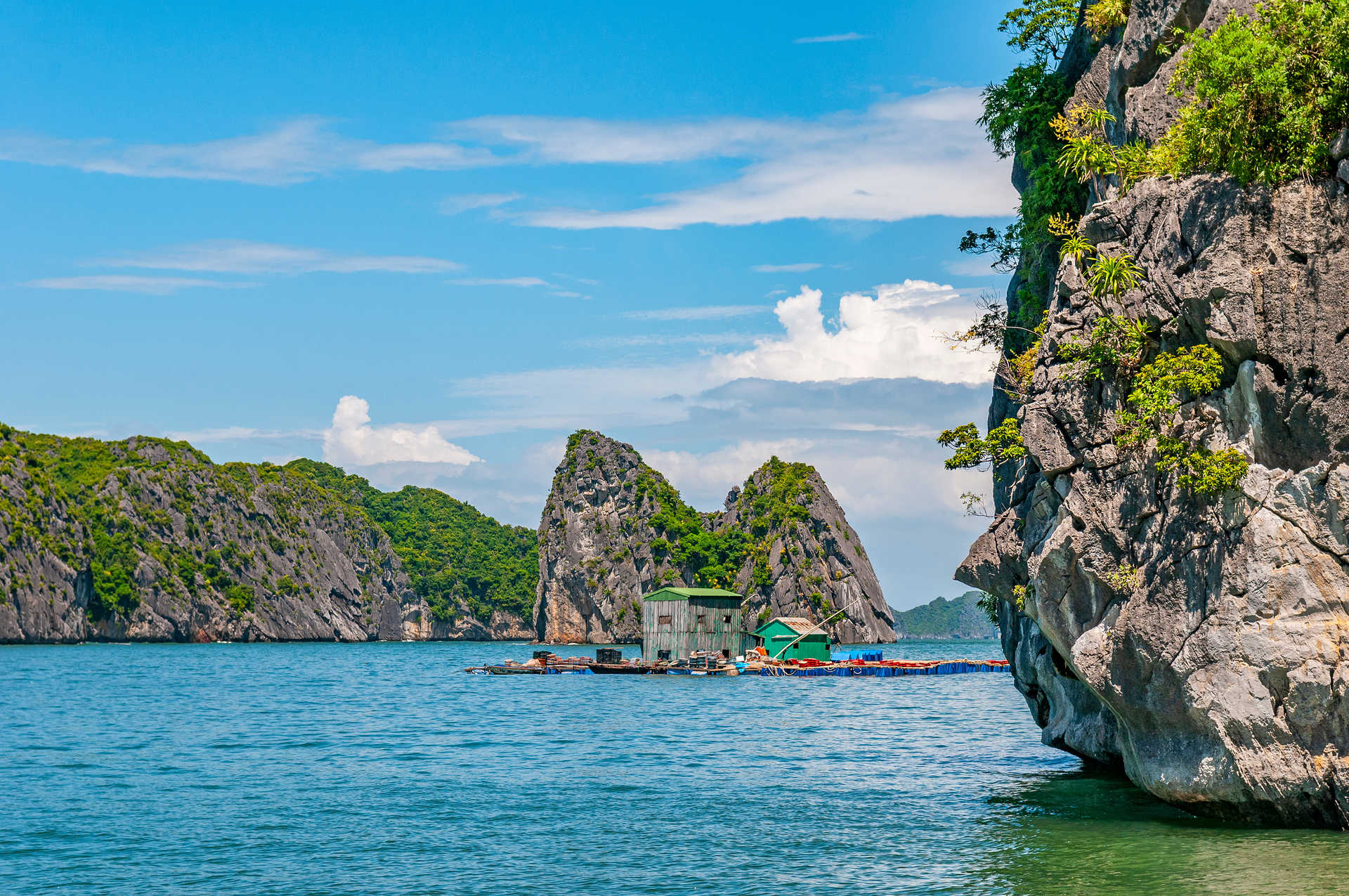golfe du Tonkin dans la baie d'Halong avec une maison flottante au Nord Vietnam