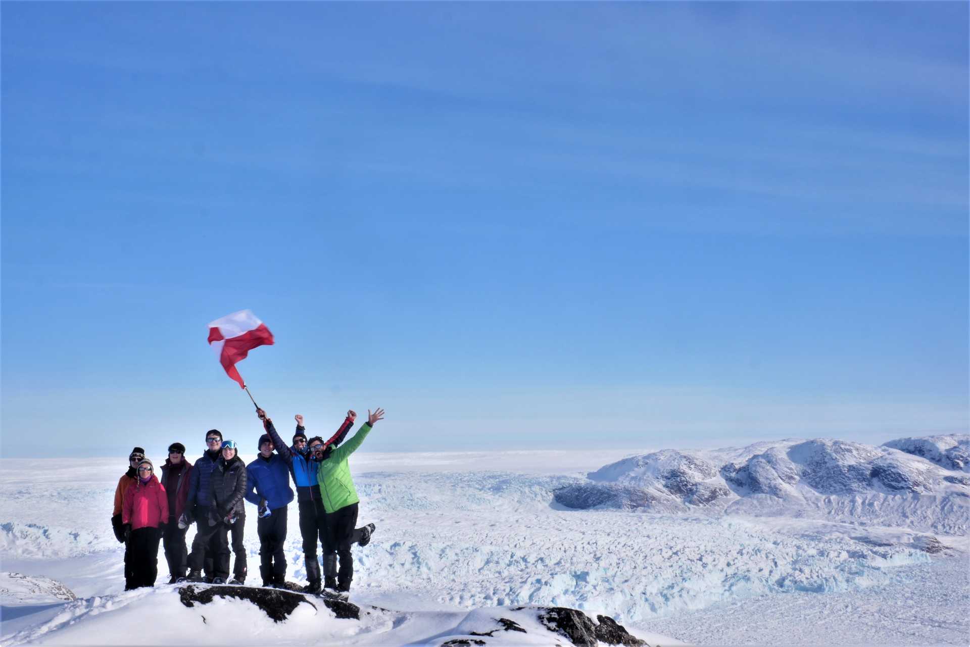 Groupe au Groenland l'hiver avec glacier en fond
