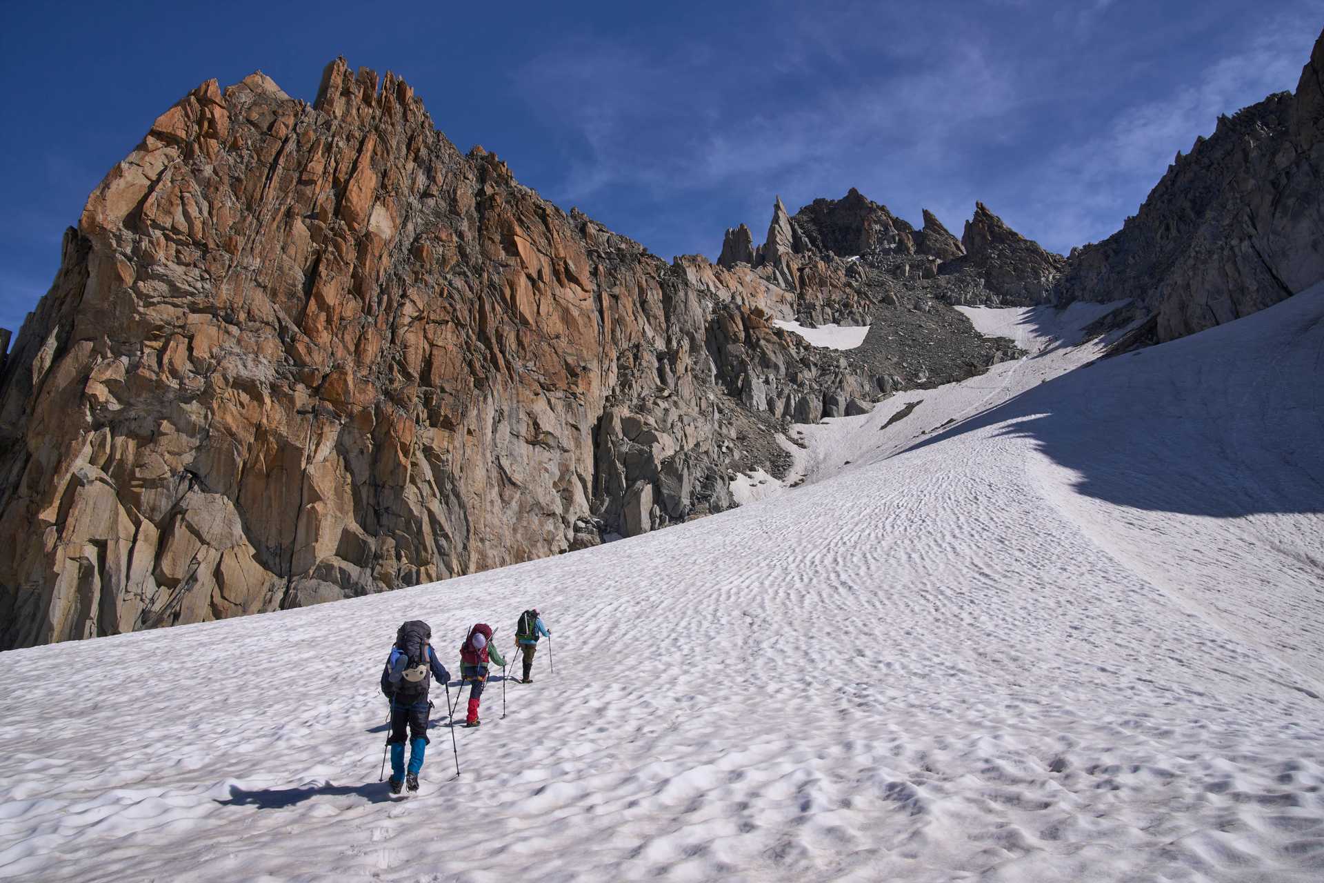 Groupe d'alpinistes Haute Route des Glaciers Chamonix - Zermatt © Adobe Stock Groupe d'alpinistes haute Route des Glaciers Chamonix - Zermatt