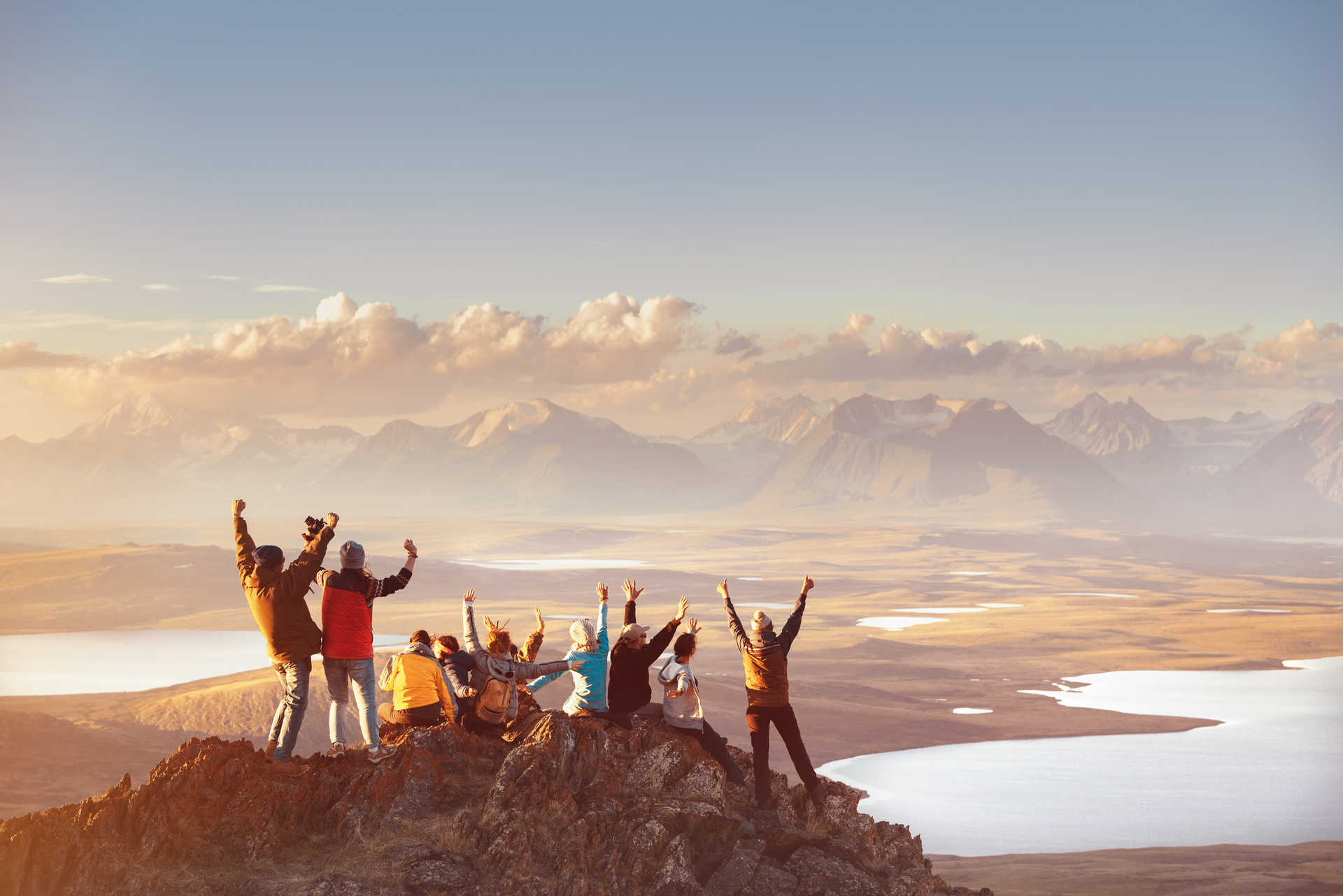 Groupe d'amis au sommet d'une montagne admirant le paysage