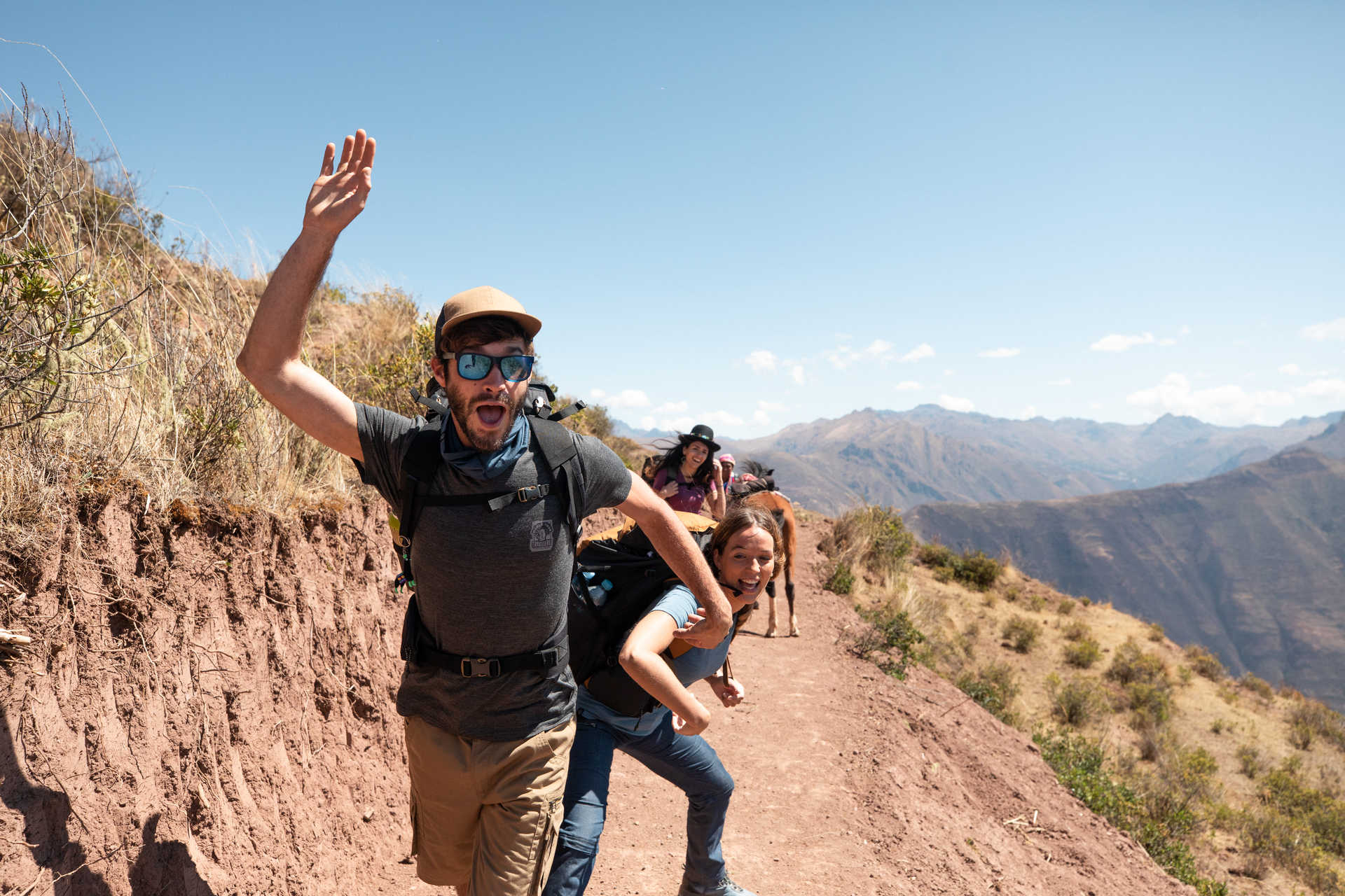 Groupe d'amis en randonnée dans la vallée sacrée au Pérou