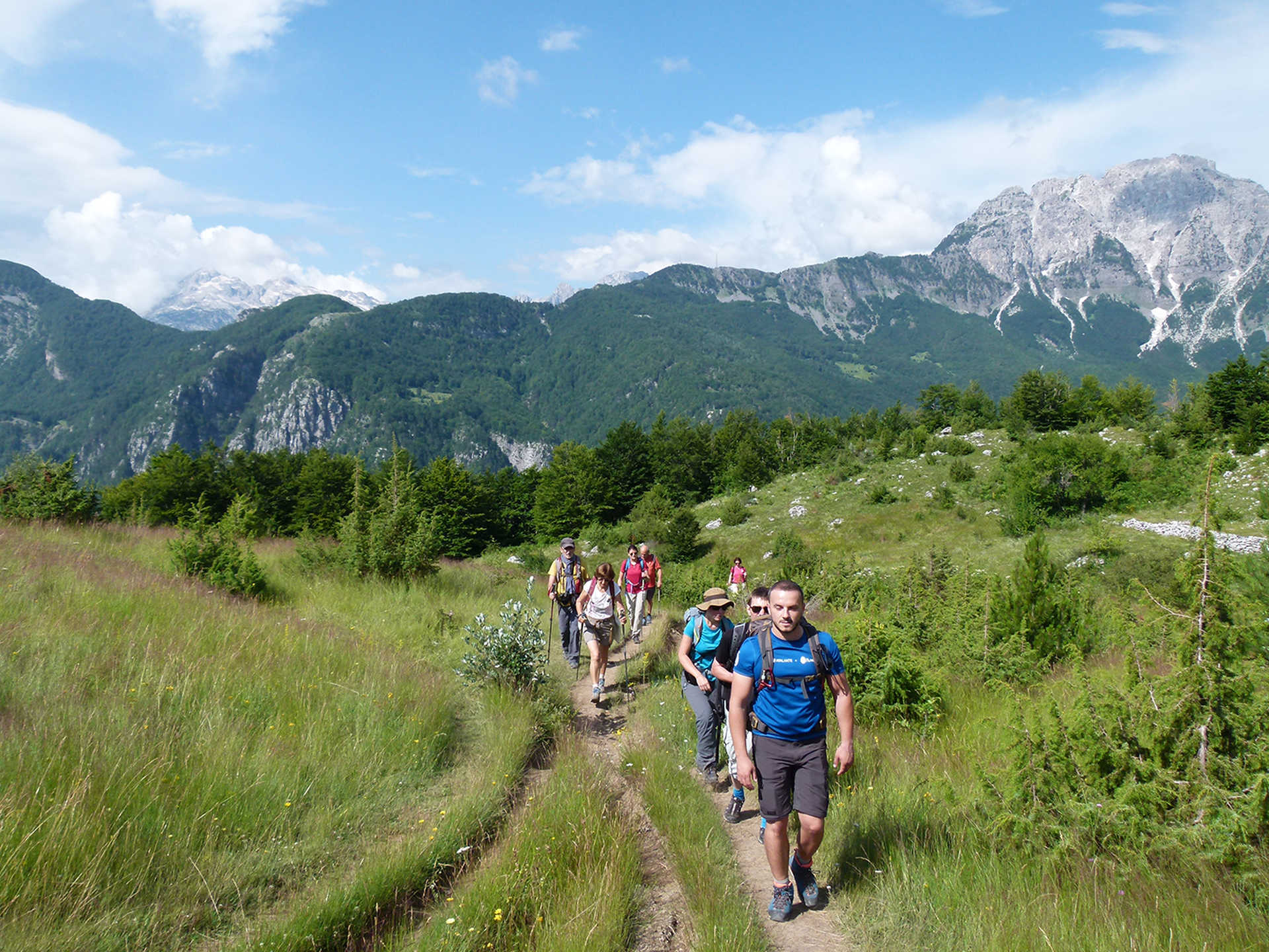groupe de randonneurs à Prokletije Chaîne de montagnes en Albanie
