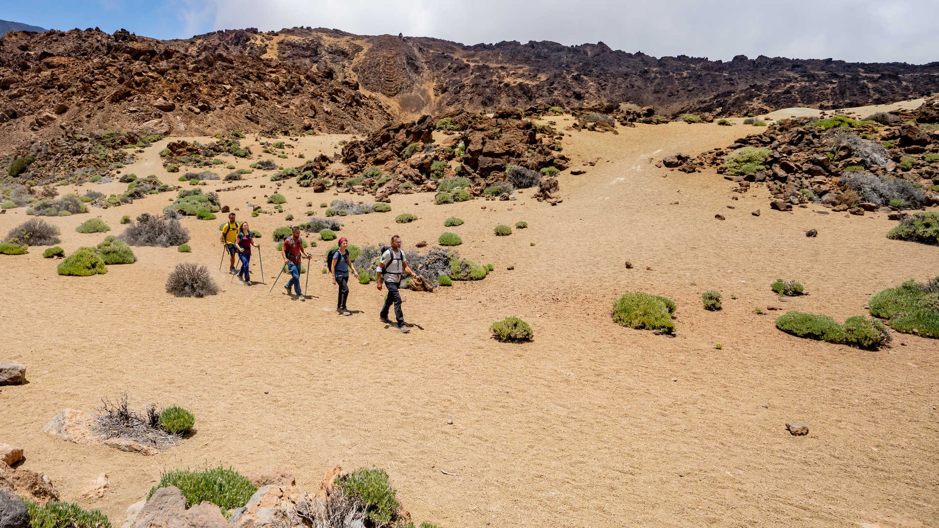 groupe de randonneurs dans la vallée de roque de Garcia