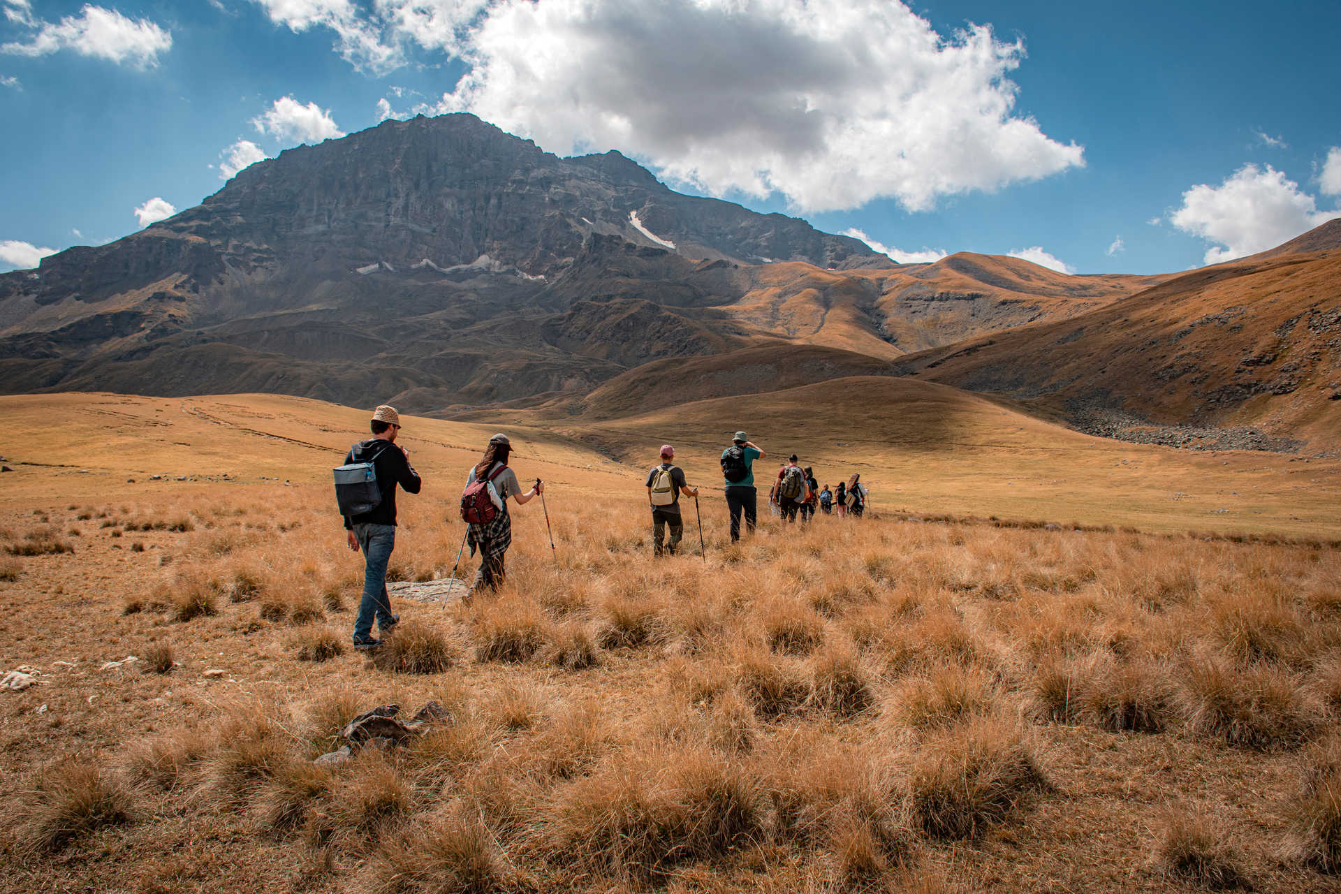 Groupe de randonneurs dans les montagnes armeniennes