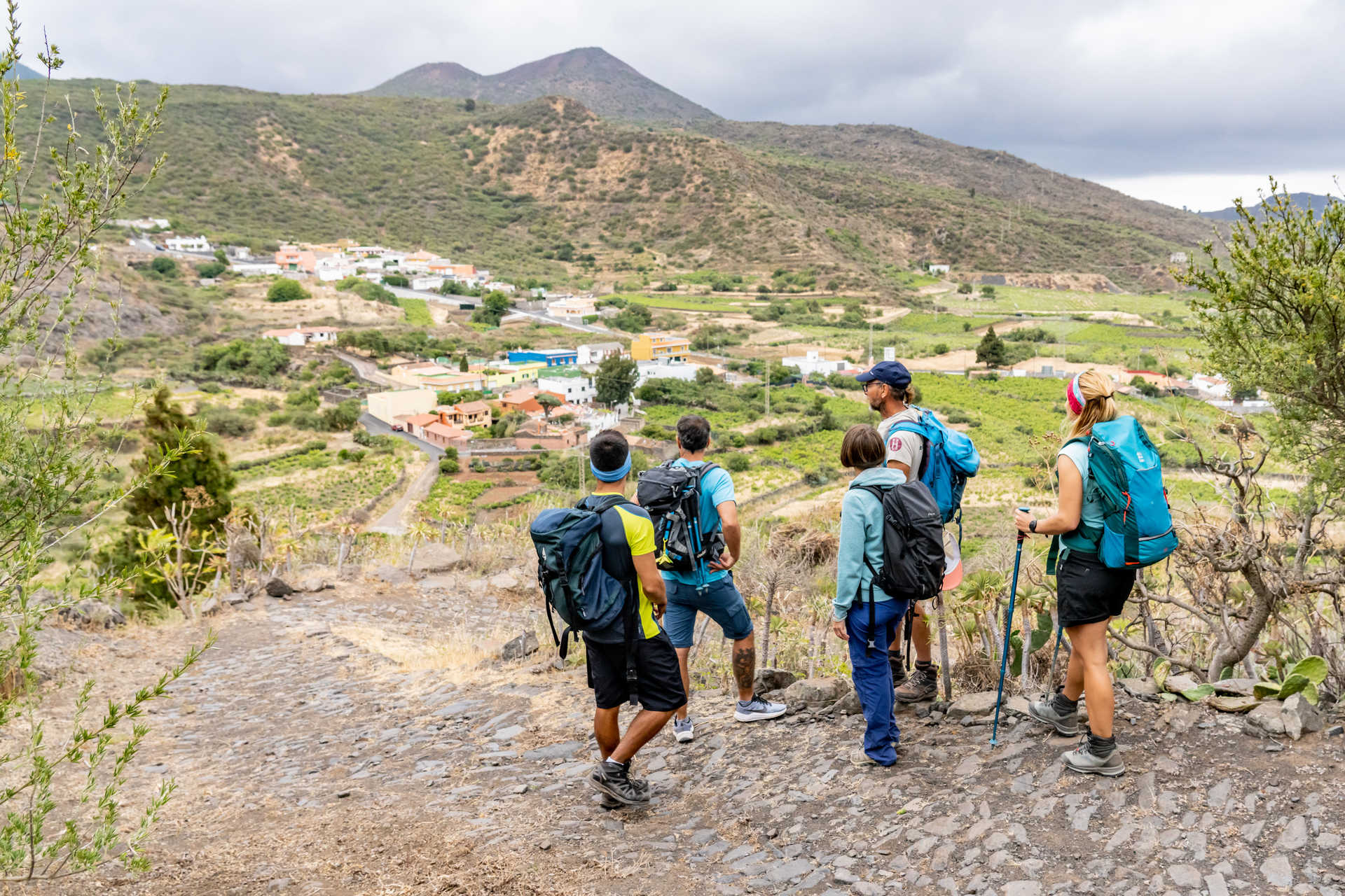 groupe de randonneurs devant un village typique de tenerife aux iles Canaries