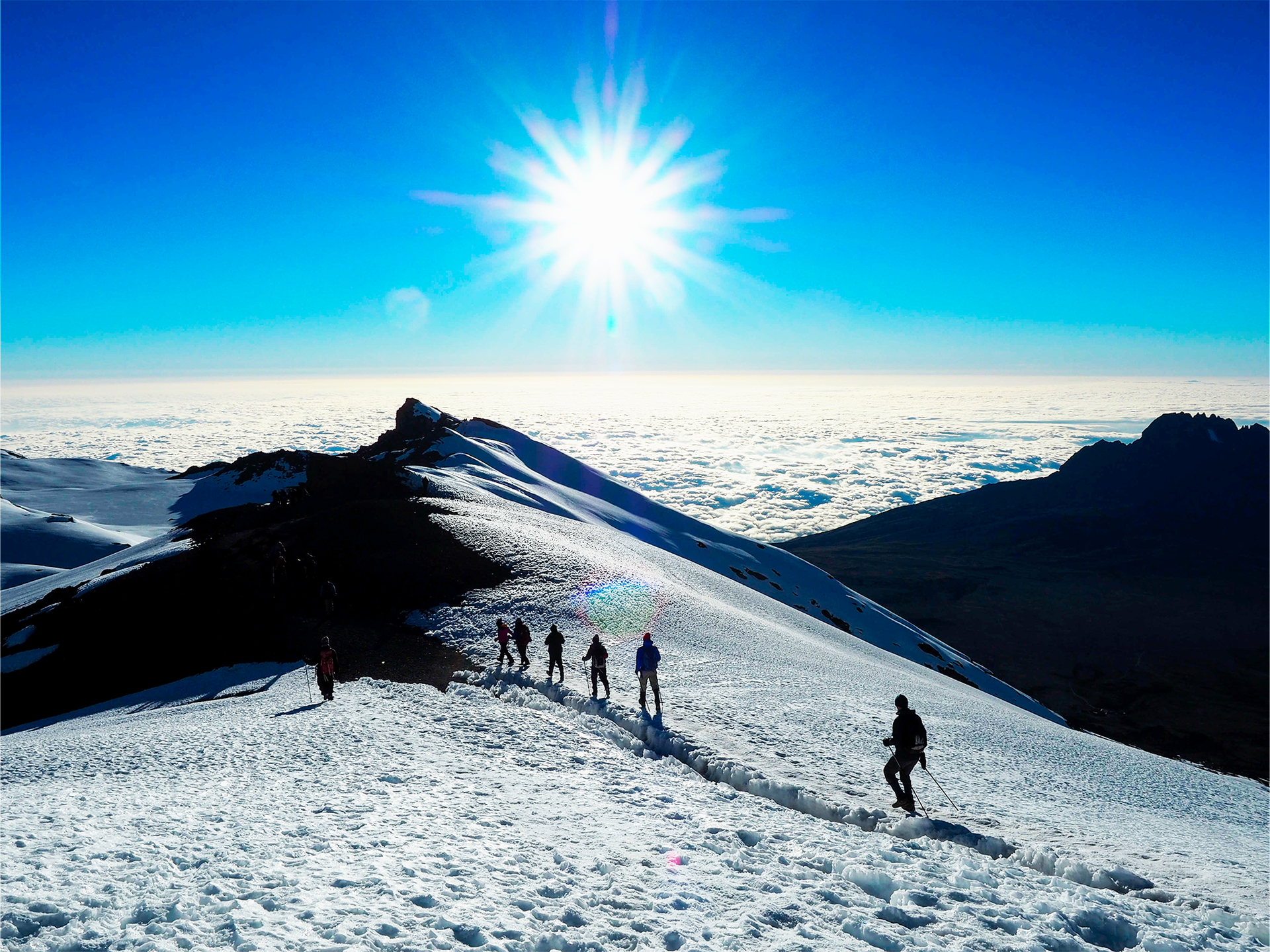 Groupe de randonneurs durant l'ascension finale du Kilimandjaro en Tanzanie
