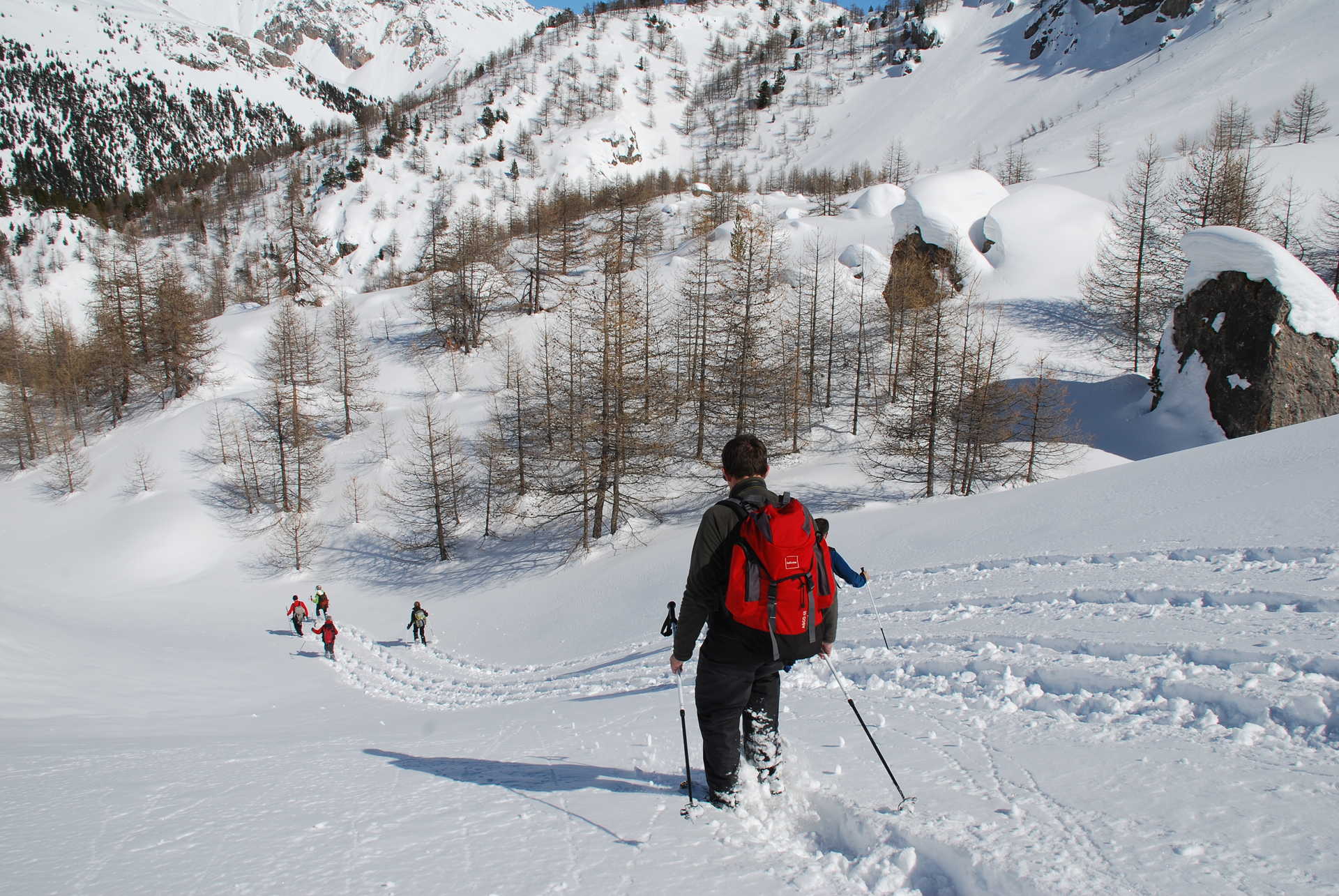 groupe de randonneurs en pleine randonnée de retour au sud est de la France dans les Alpes
