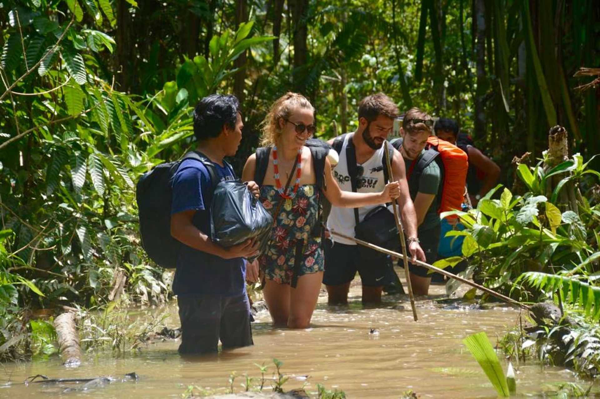 groupe-de-randonneurs-traverse-une-riviere