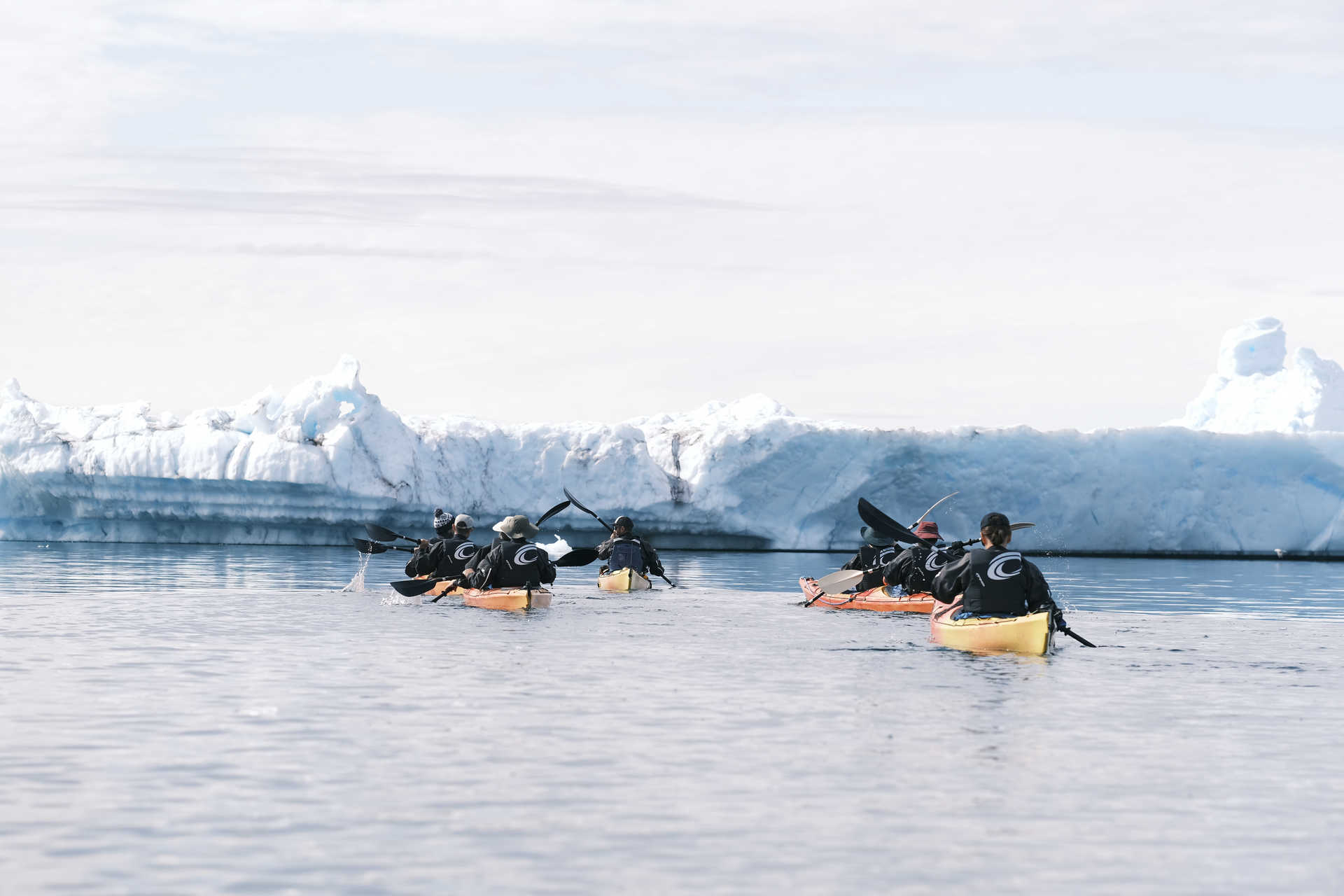 Groupe de voyageurs faisant du kayak au Groenland