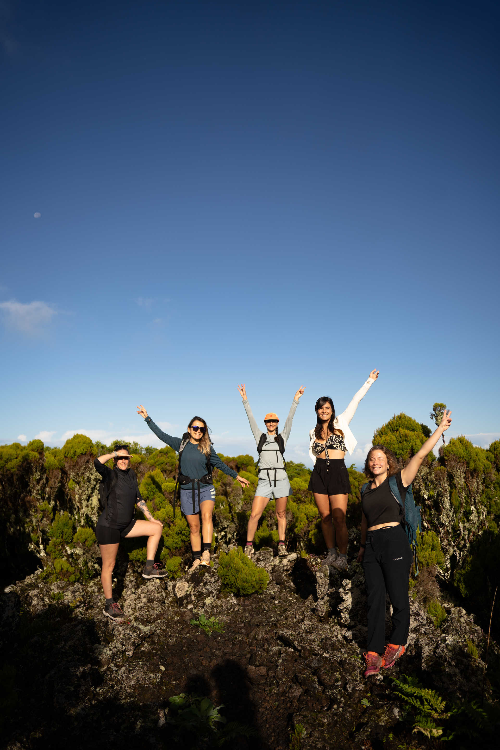 Groupe de voyageuse lors de la randonnée Rocha do Chambre sur l'île de Terceira aux Açores