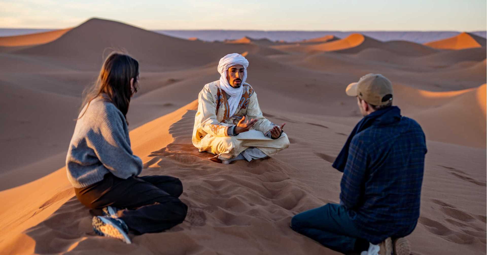 guide-et-voyageurs-discutent-au-maroc