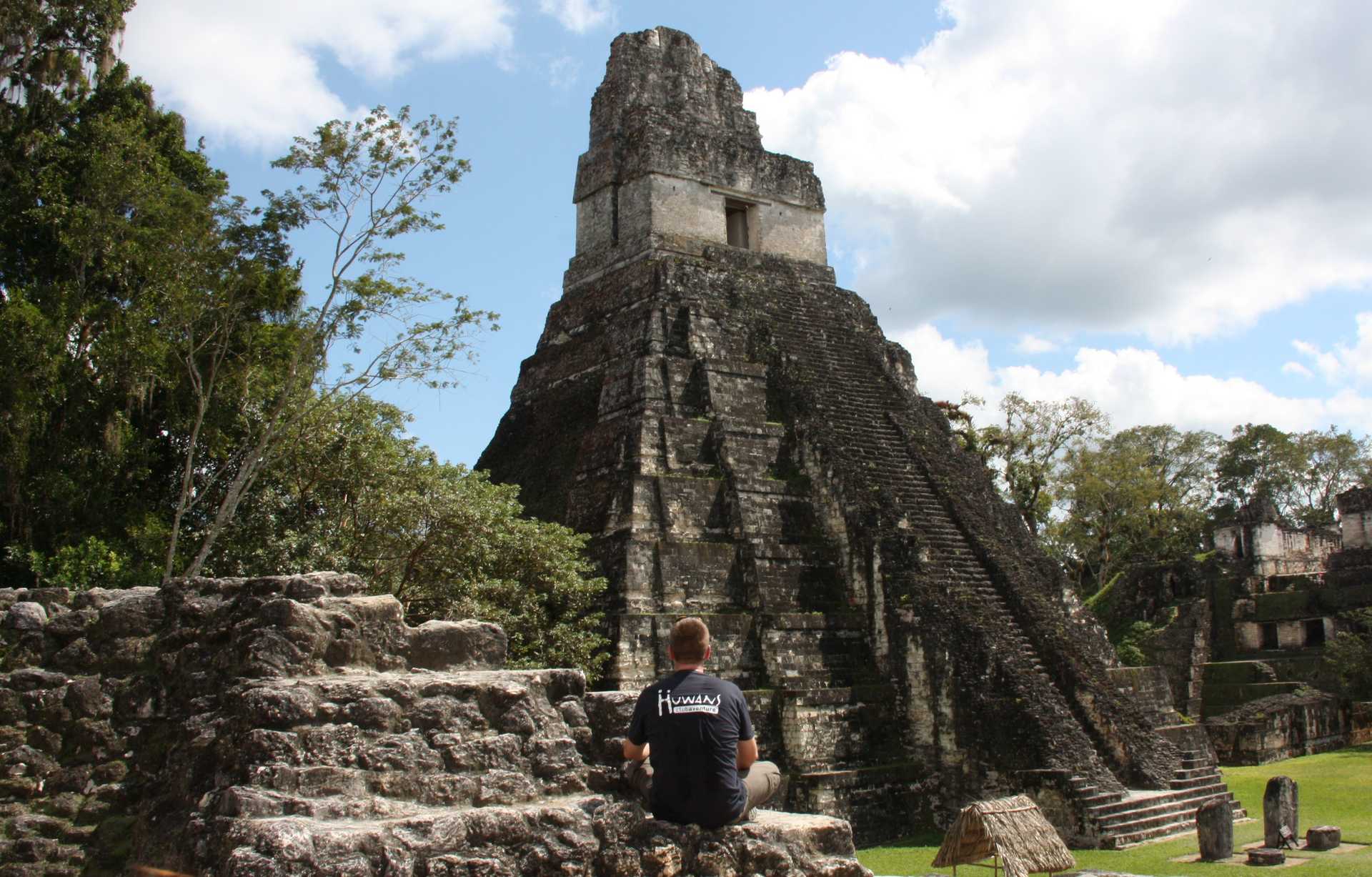 Guide Huwans devant le Tikal au Guatemala