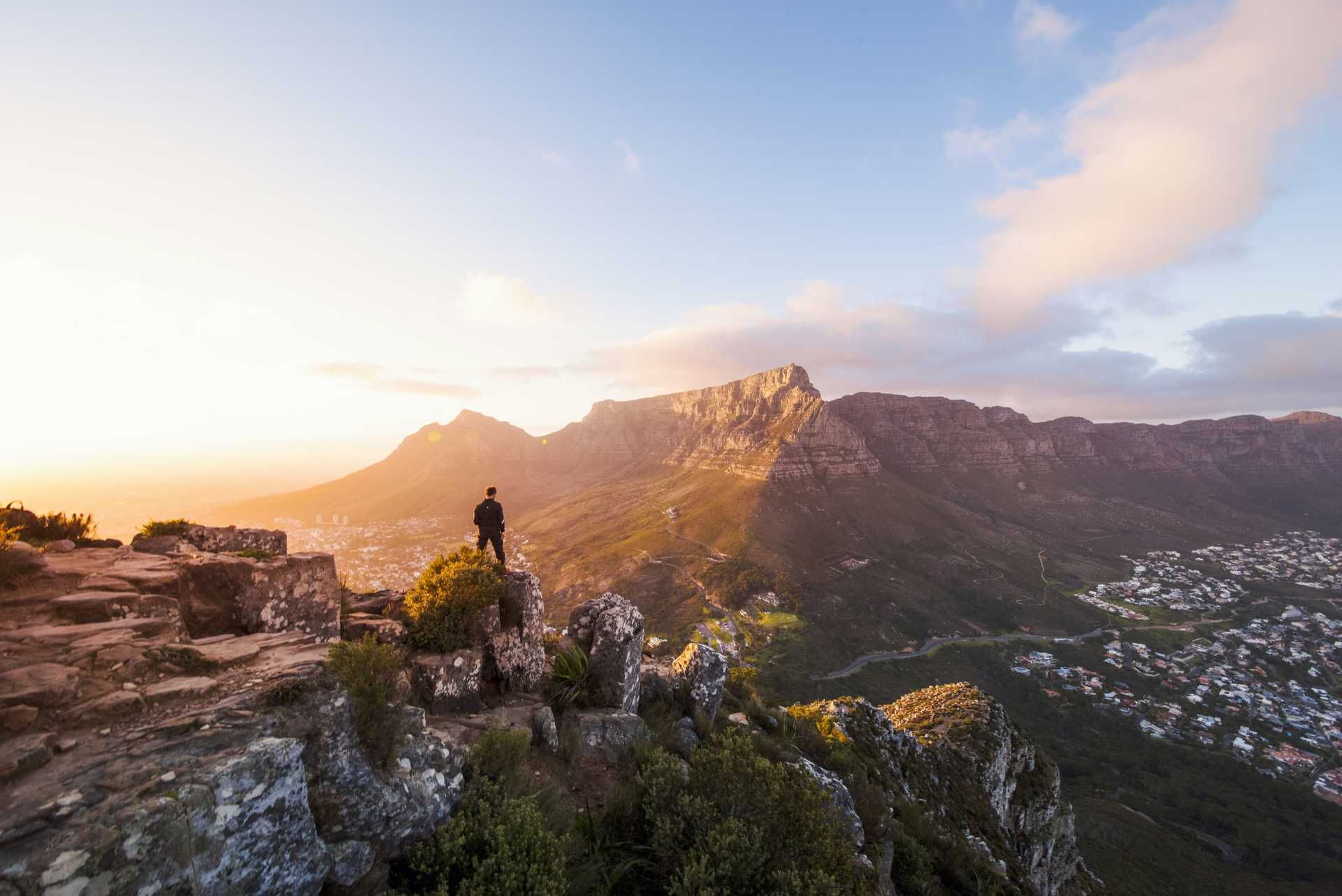 Homme contemplant la vue sur Table Mountain