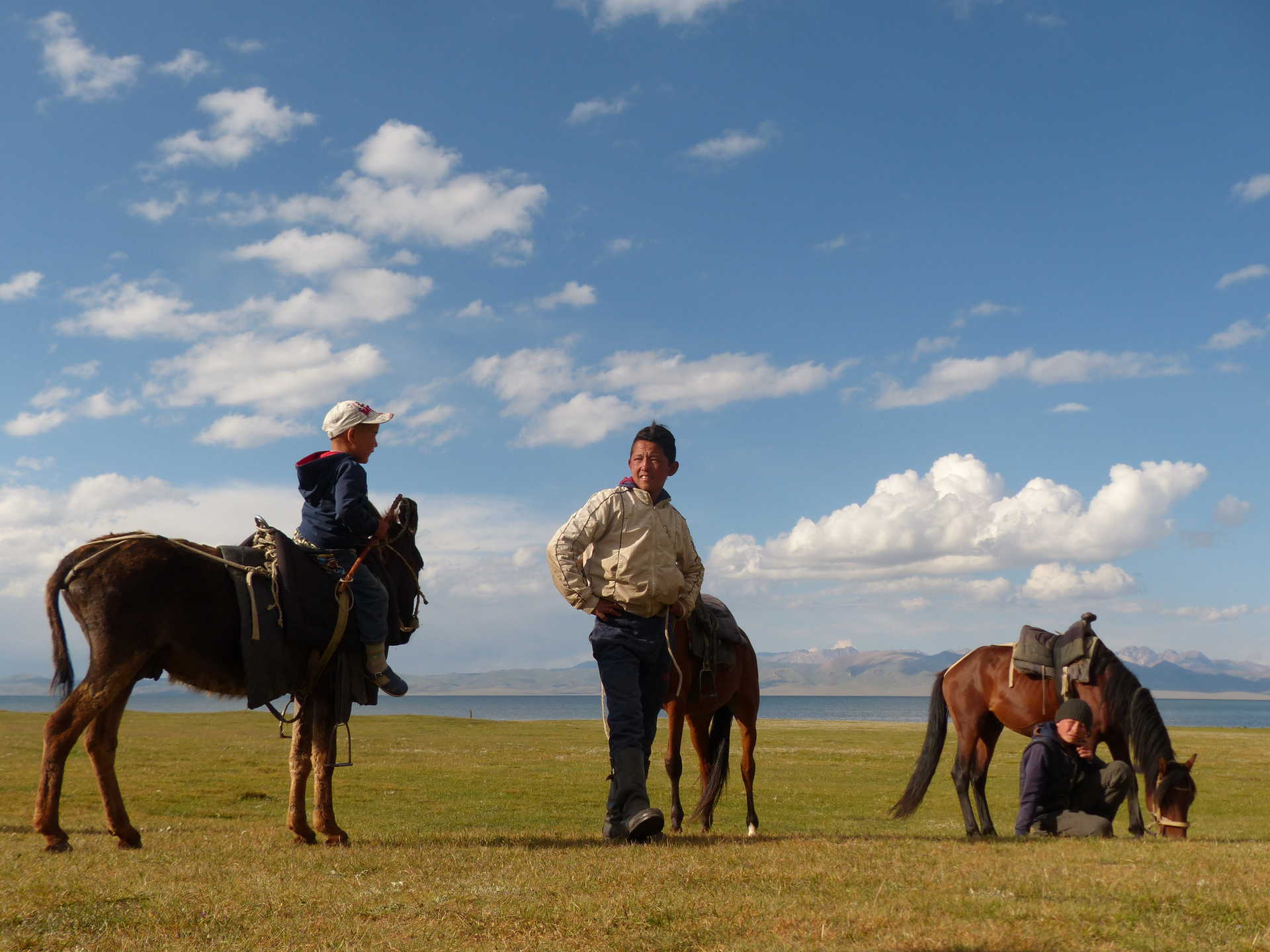 jeunes cavaliers kirghiz au lac Son Kul