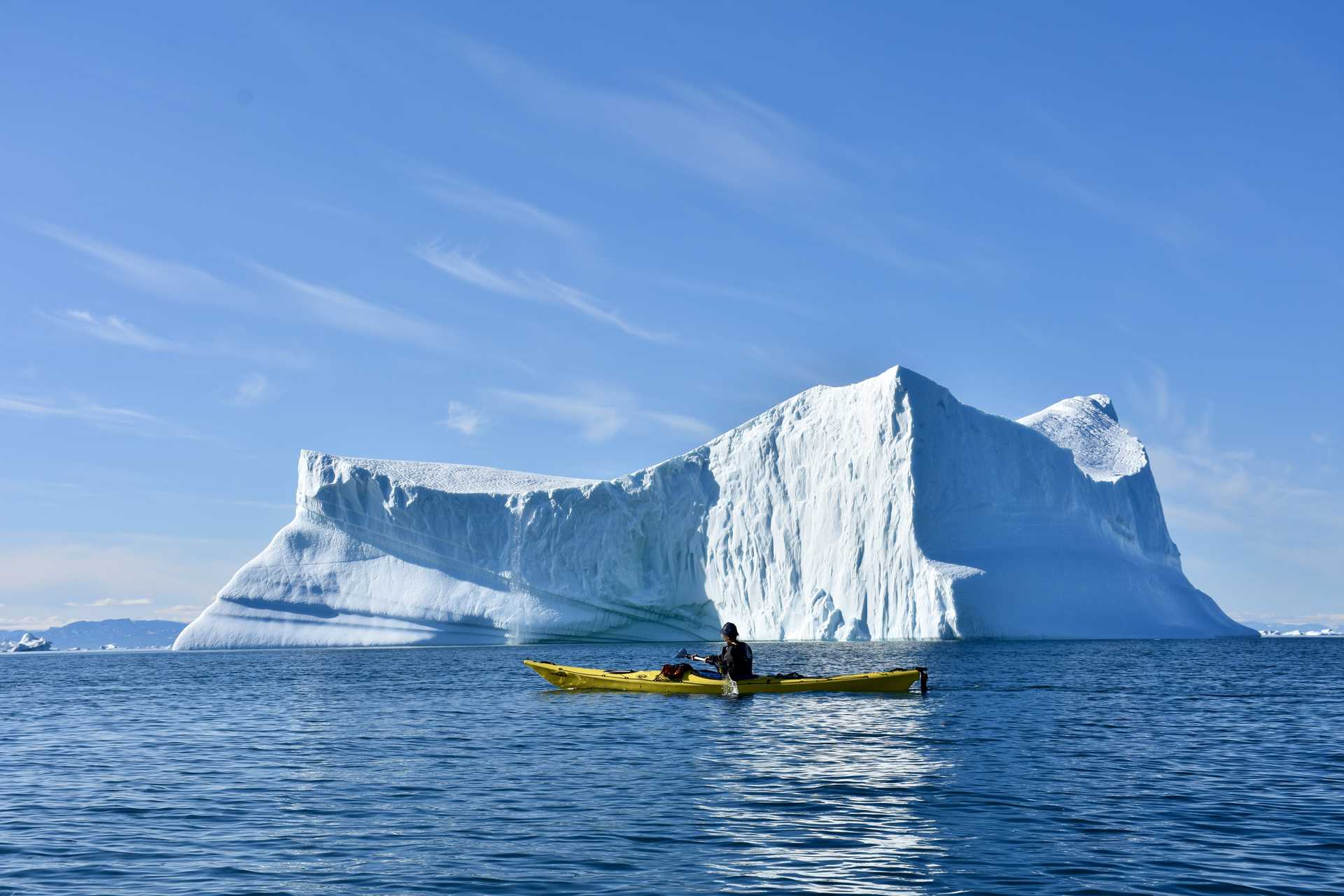 Kayak de mer face aux icebergs dans l'Arctique