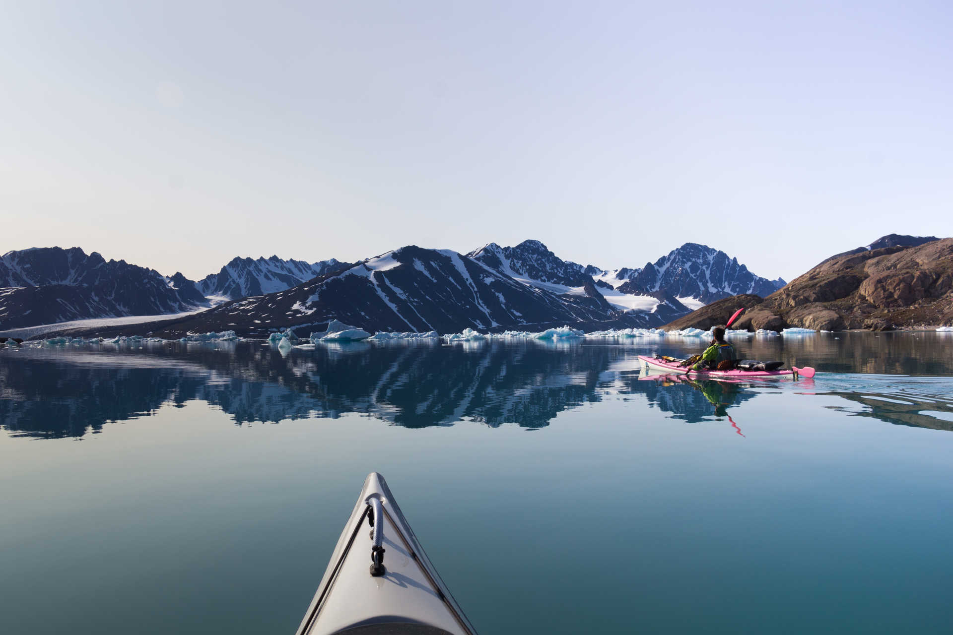 Kayak de mer parmi les icebergs, Arctique, Svalbard