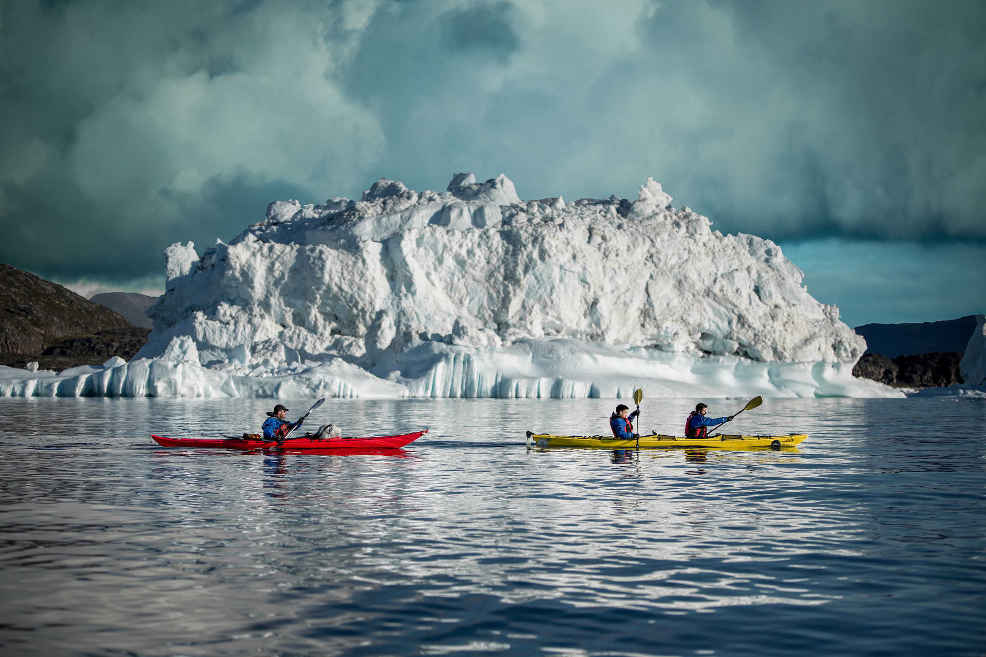 Kayak et icebergs au Groenland