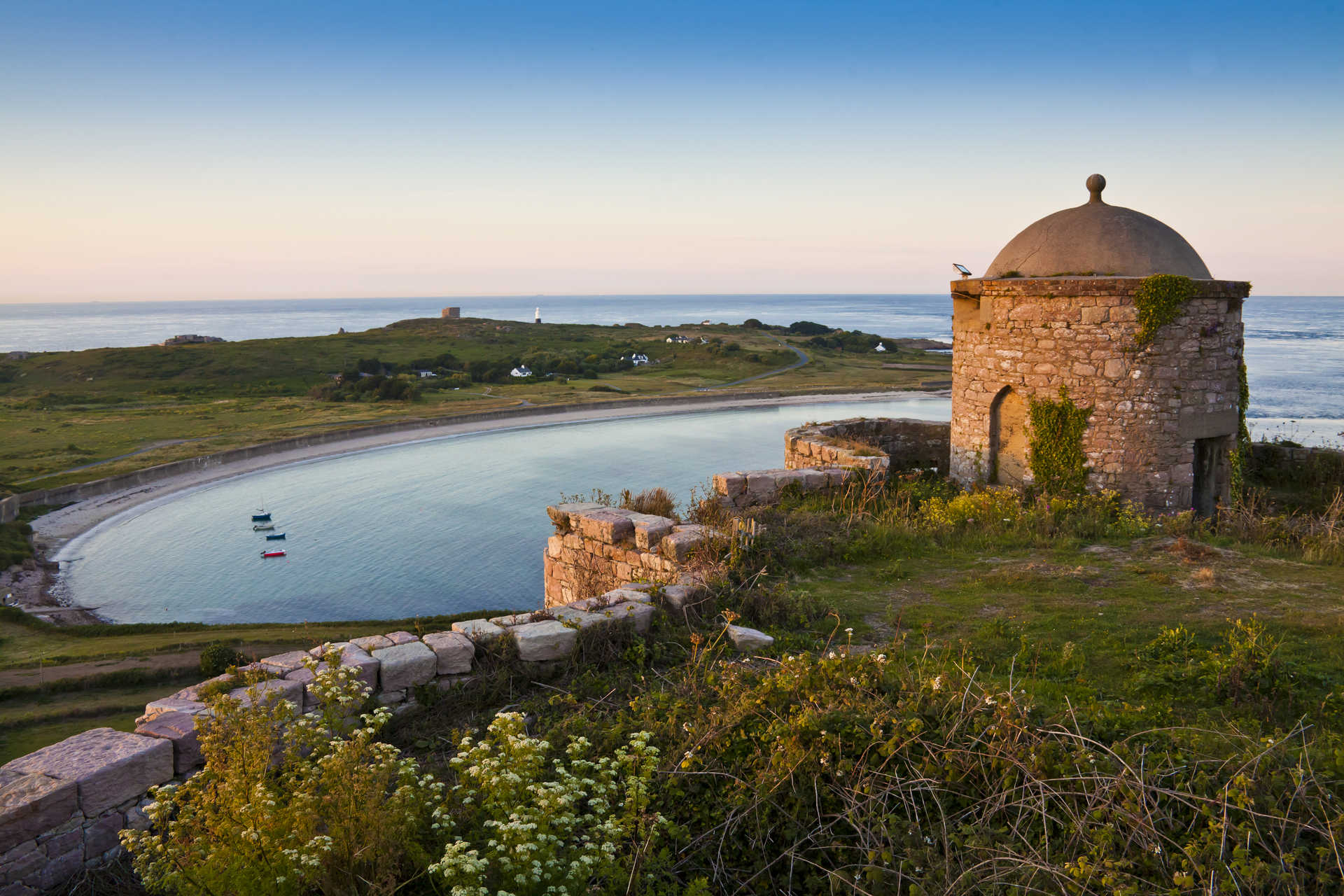 La côte ouest de l'île de Guernesey dans les îles Anglo-Normandes