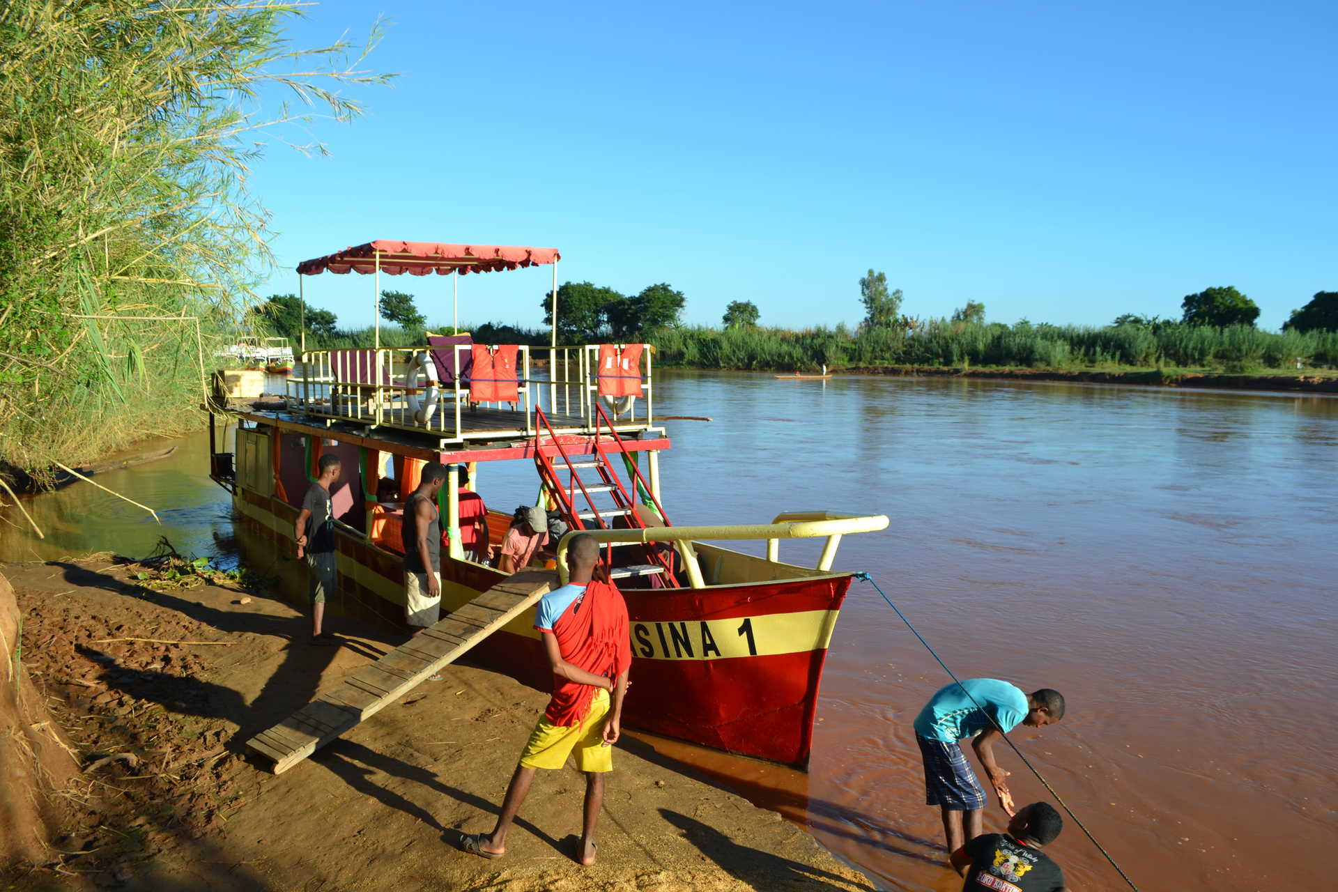 La navigation en chaland sur le fleuve Tsiribinha © F. LIMACHER La navigation en chaland sur le fleuve Tsiribinha
