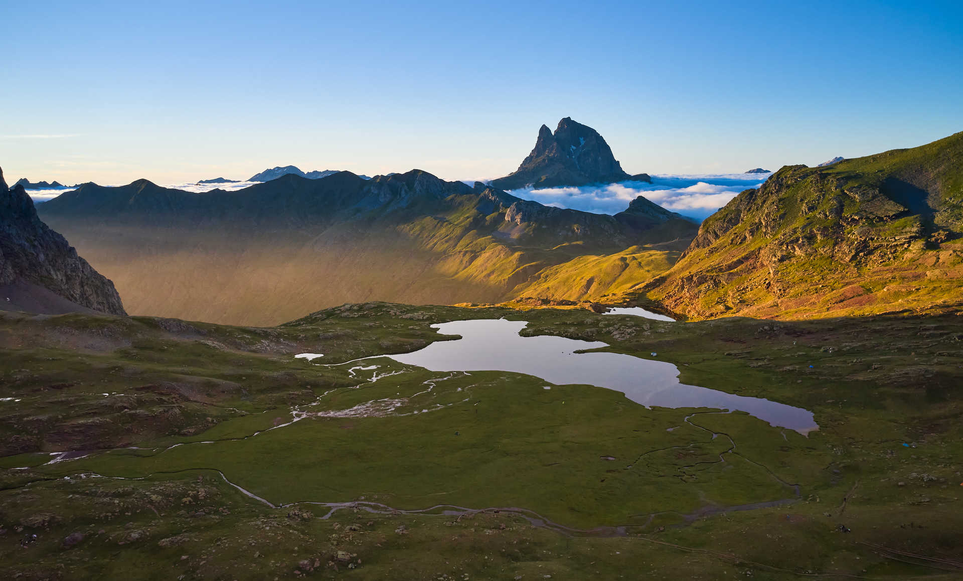 Lac Anayet avec le Midi d'Ossau en arrière plan dans les Pyrénées en France