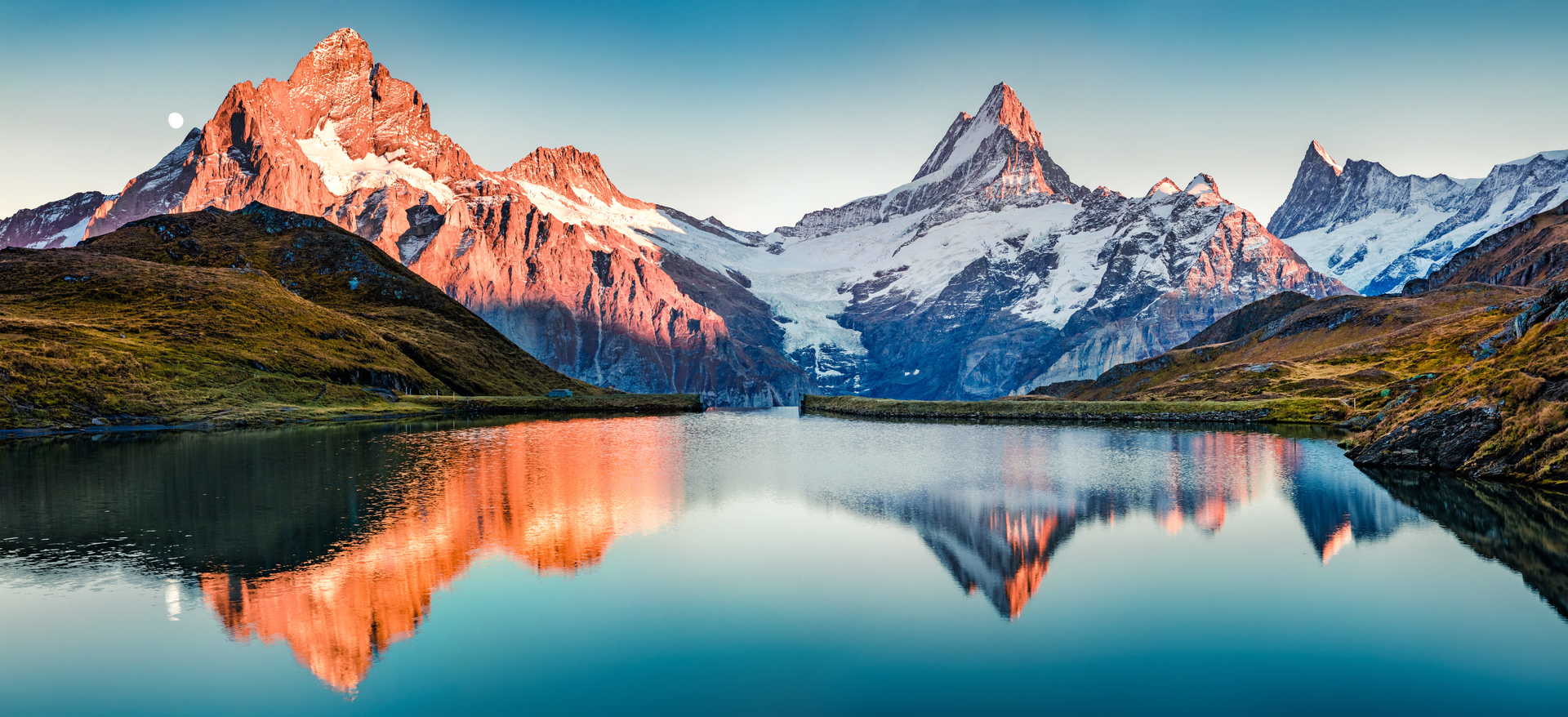 Lac de Bachalp en fin de journée automnal dans les Alpes Suisses à Grindelwald