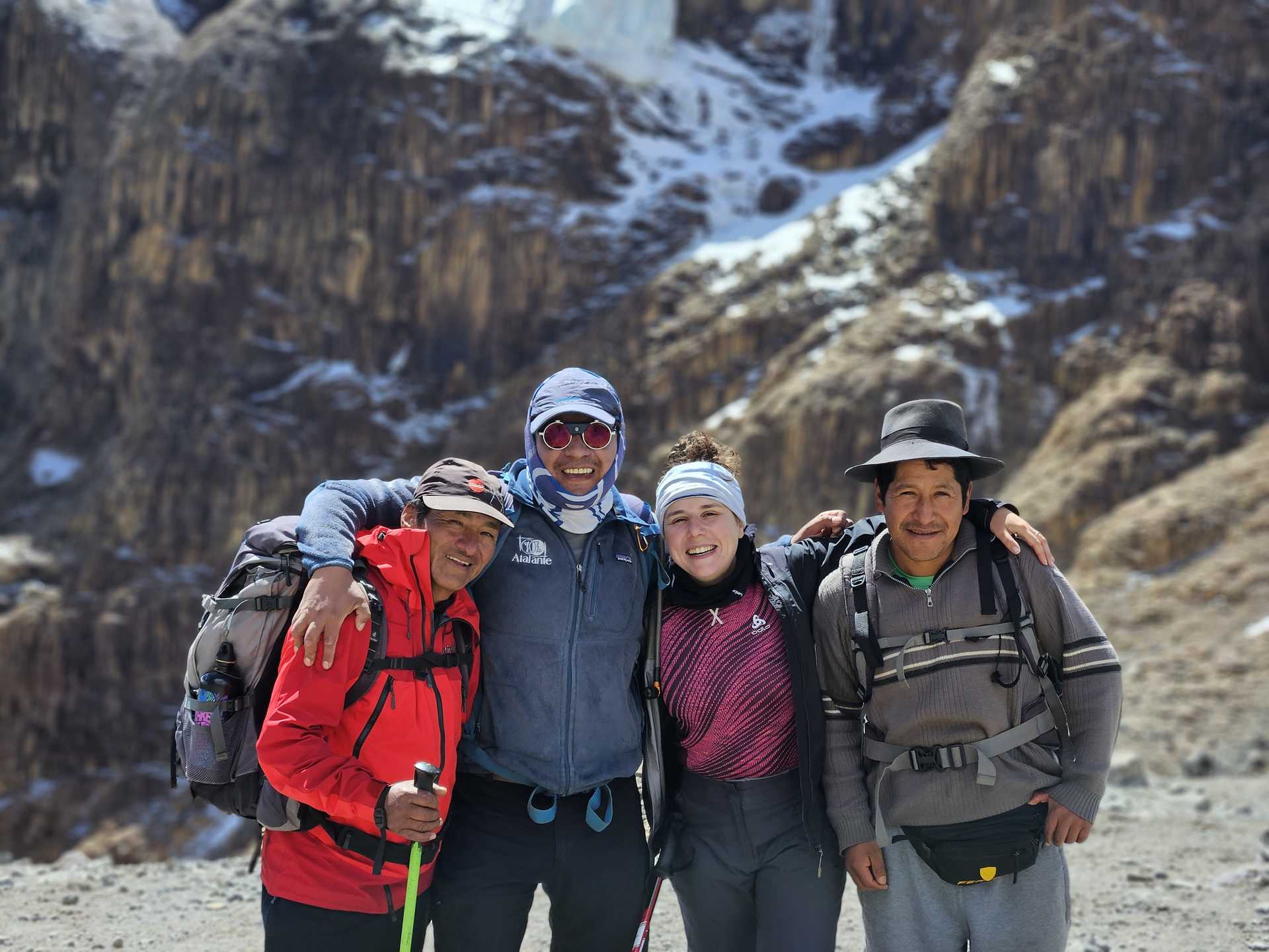 Lidia avec les guides et ses assistants sur le trek du  huayhuash au col Cuyoc