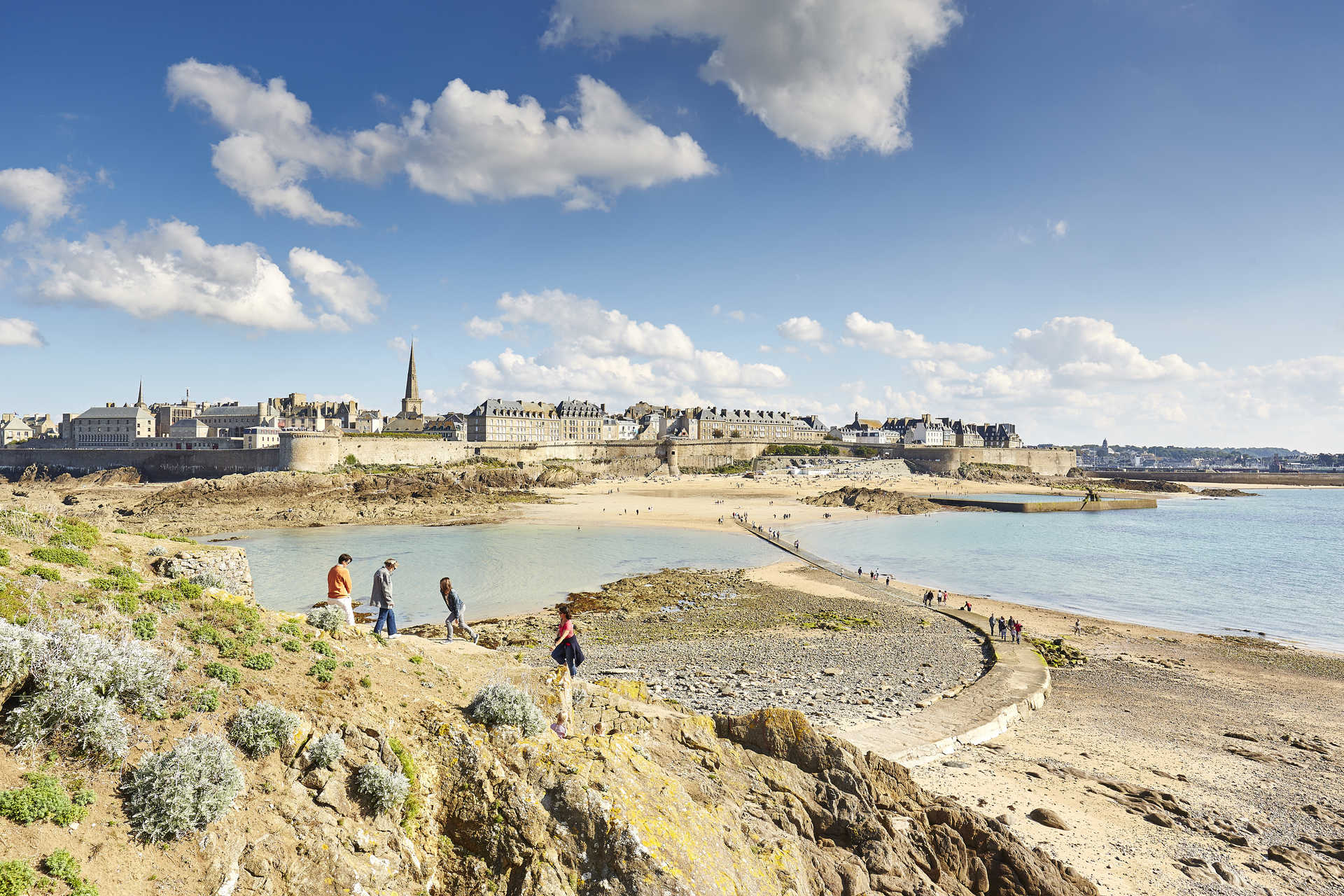 Marche pour rejoindre la ville fortifiée de Saint Malo - © XDR Marche pour rejoindre la ville fortifiée de Saint Malo