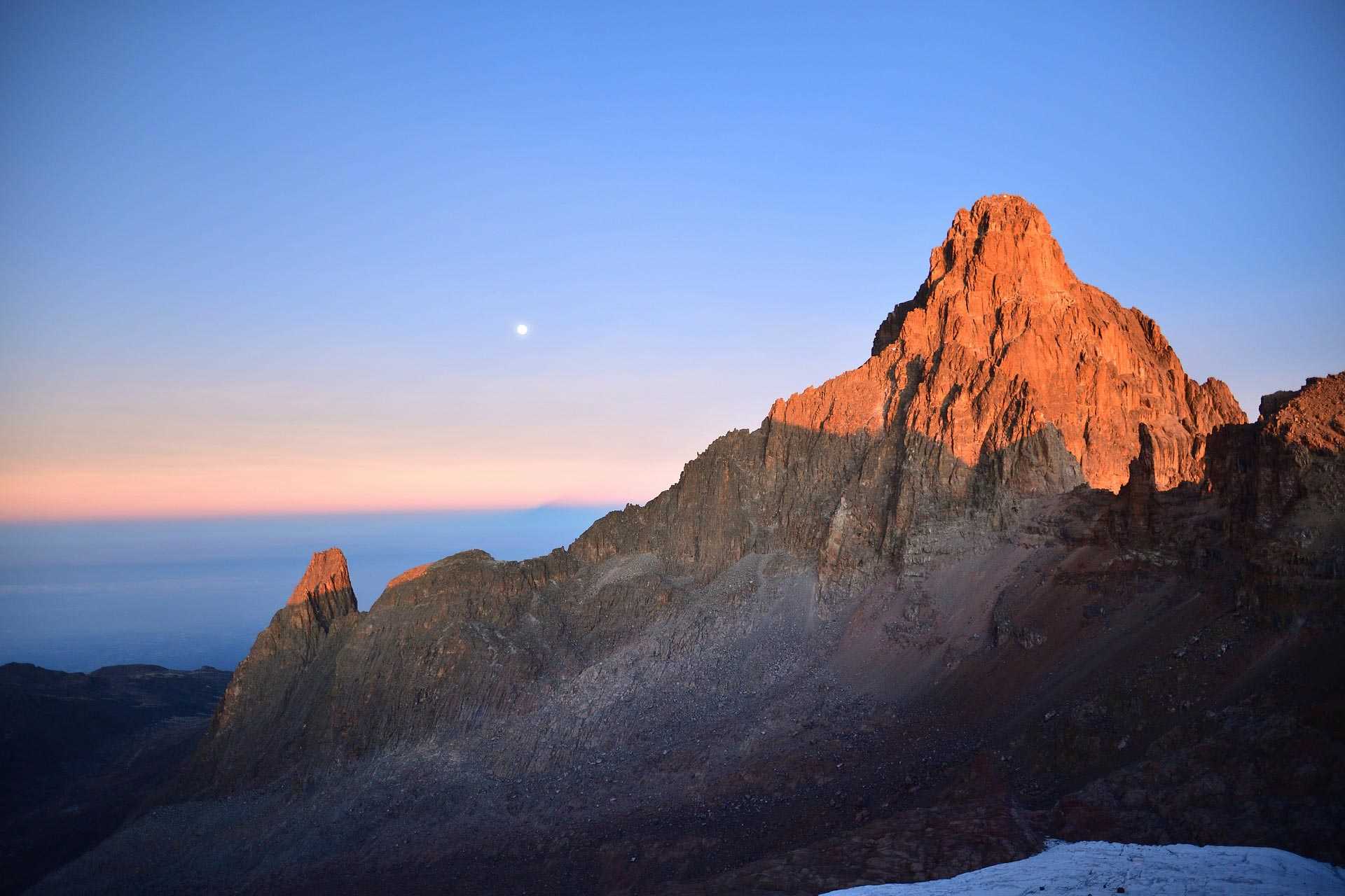 Mont Kenya au lever du soleil